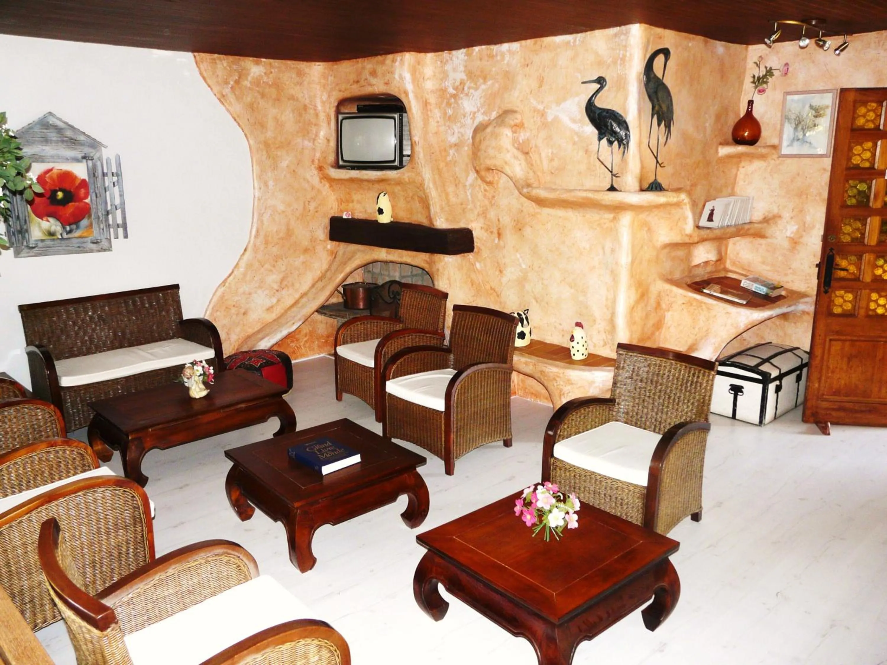 Communal lounge/ TV room in Hotel Le Mas Fleuri