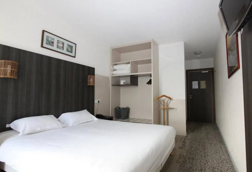 Bedroom, Bed in The Originals Boutique, Hôtel-Restaurant d'Alsace, Strasbourg Sud