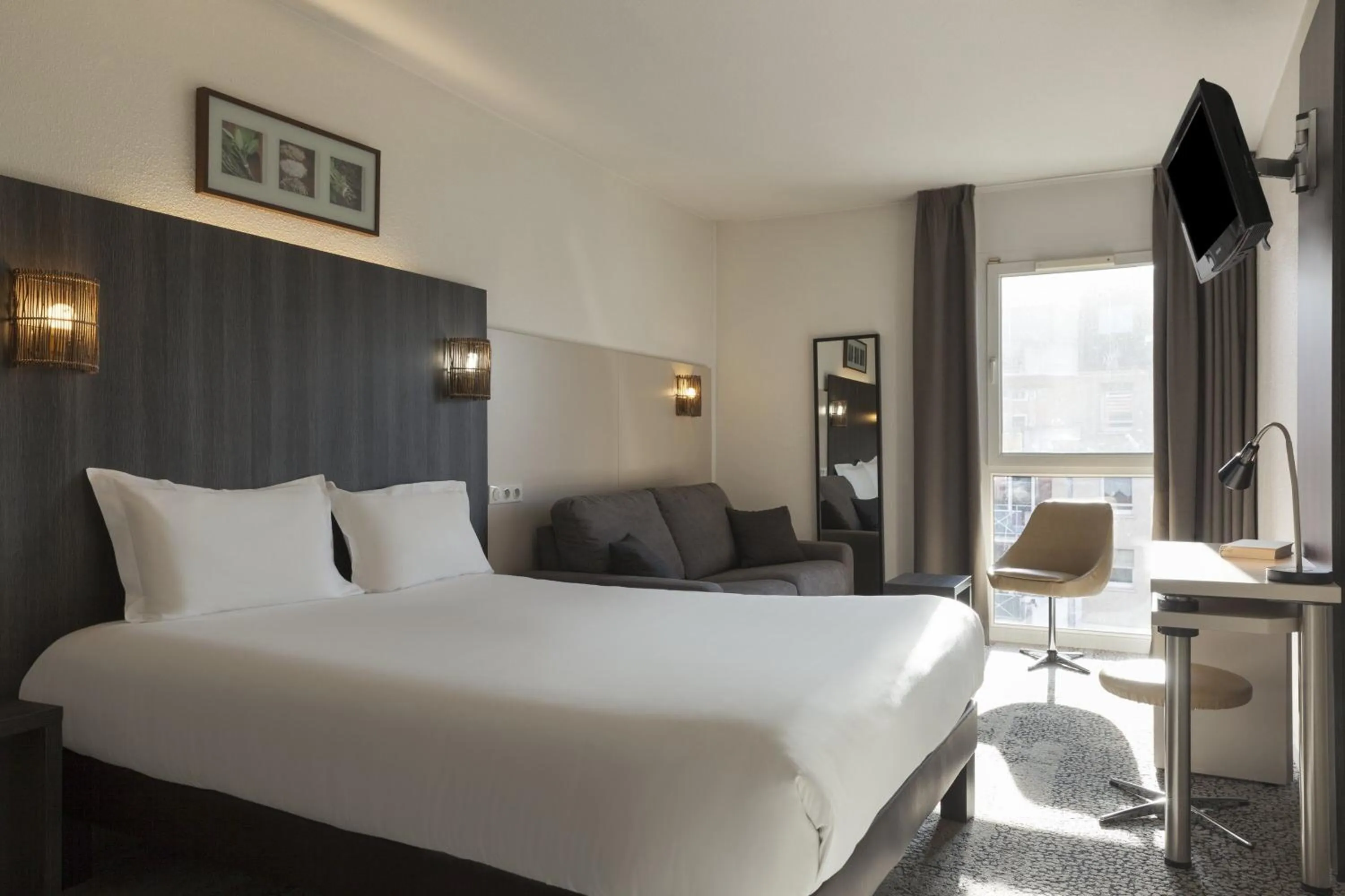 Photo of the whole room, Bed in The Originals Boutique, Hôtel-Restaurant d'Alsace, Strasbourg Sud