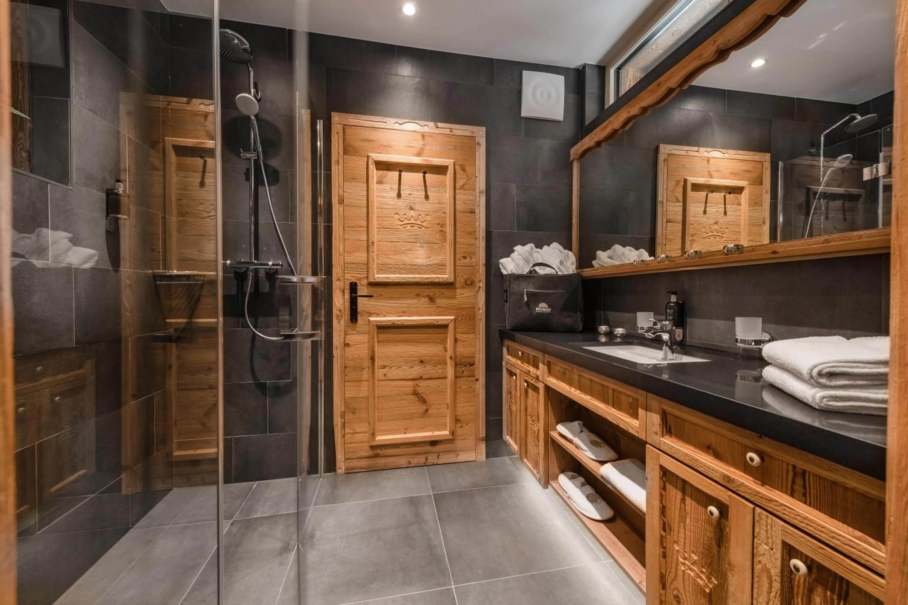 Bathroom in MONDI Chalets am Grundlsee