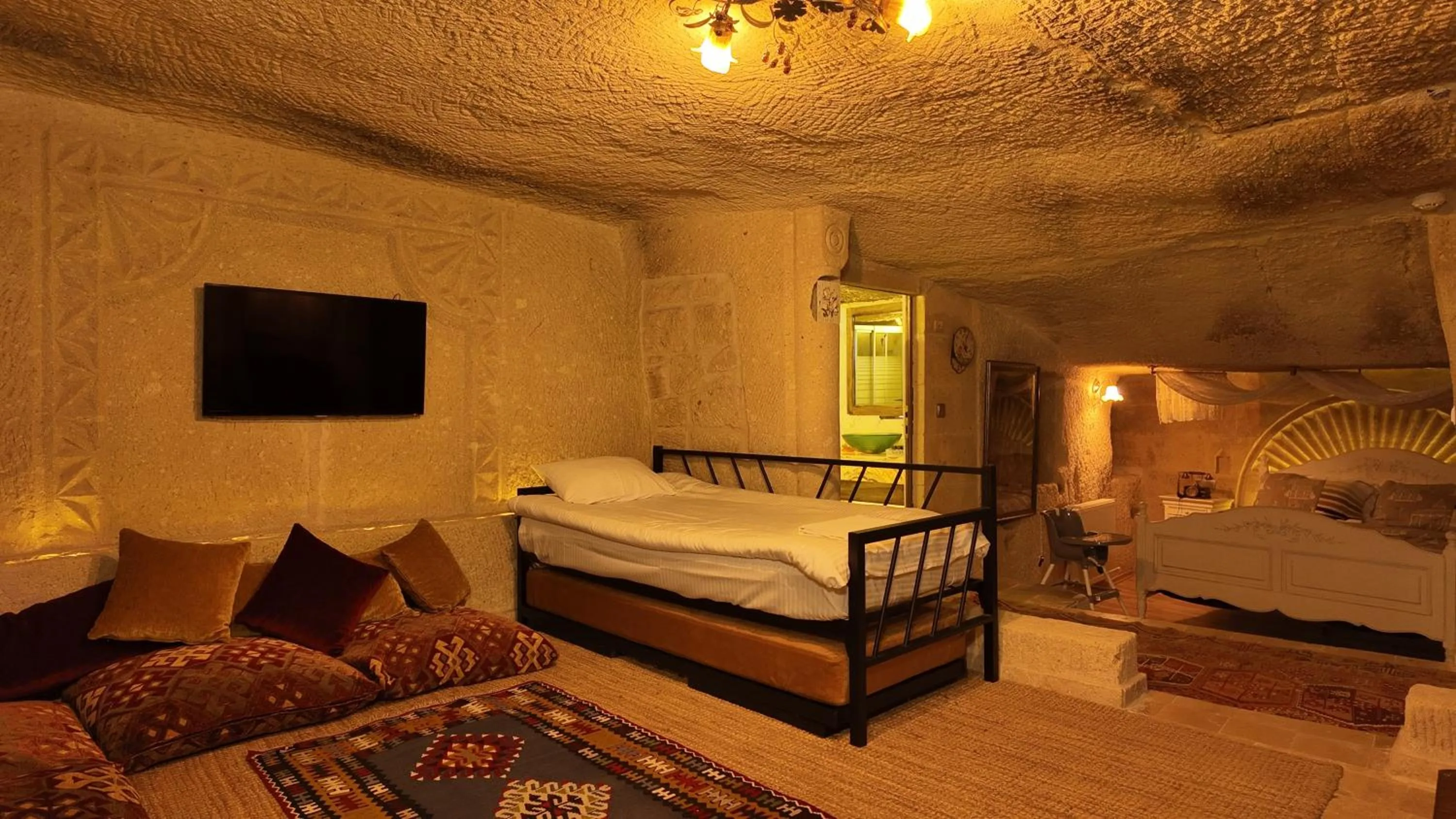 Communal lounge/ TV room, Bed in Iris Cave Cappadocia