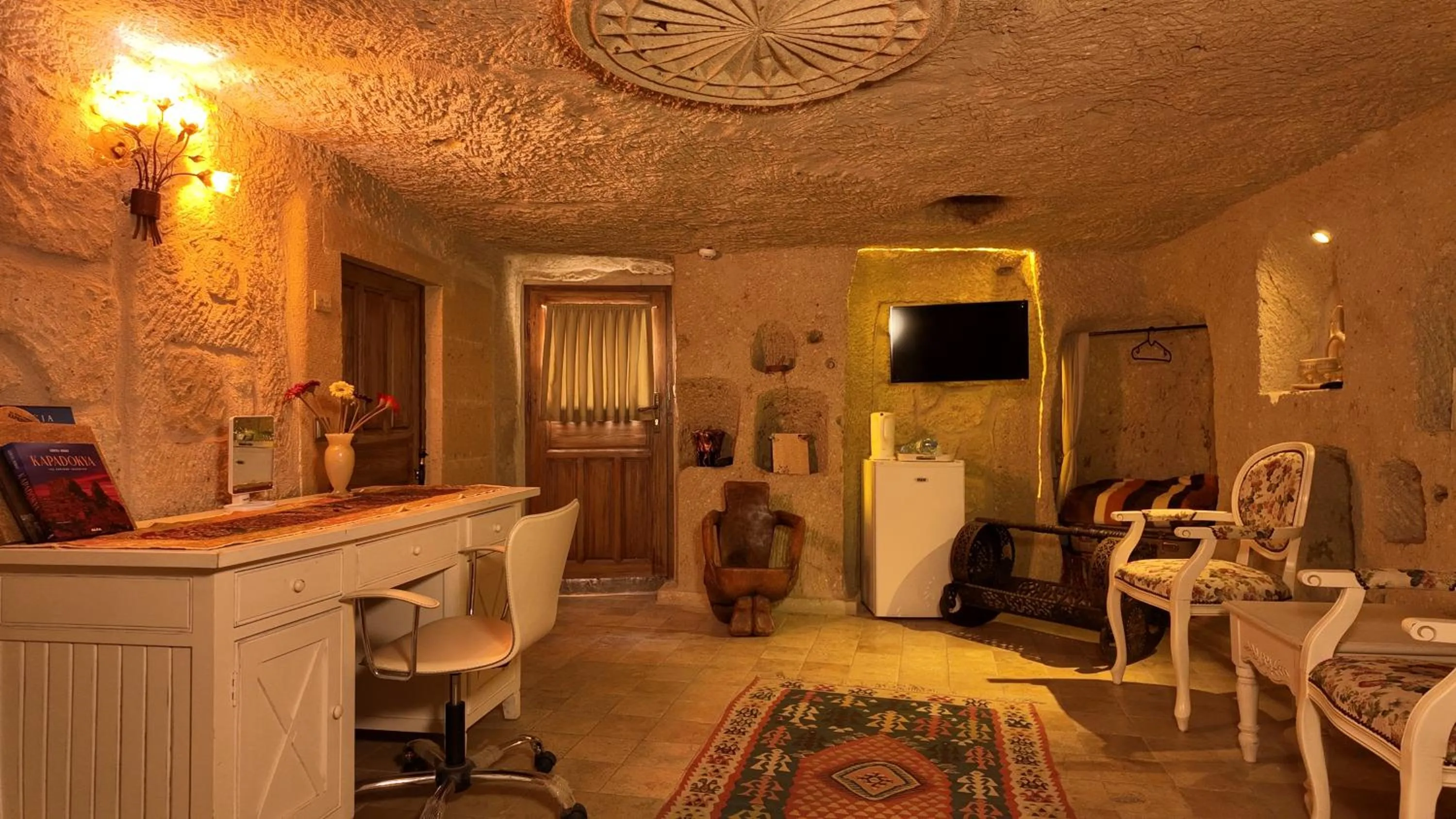 Communal lounge/ TV room in Iris Cave Cappadocia