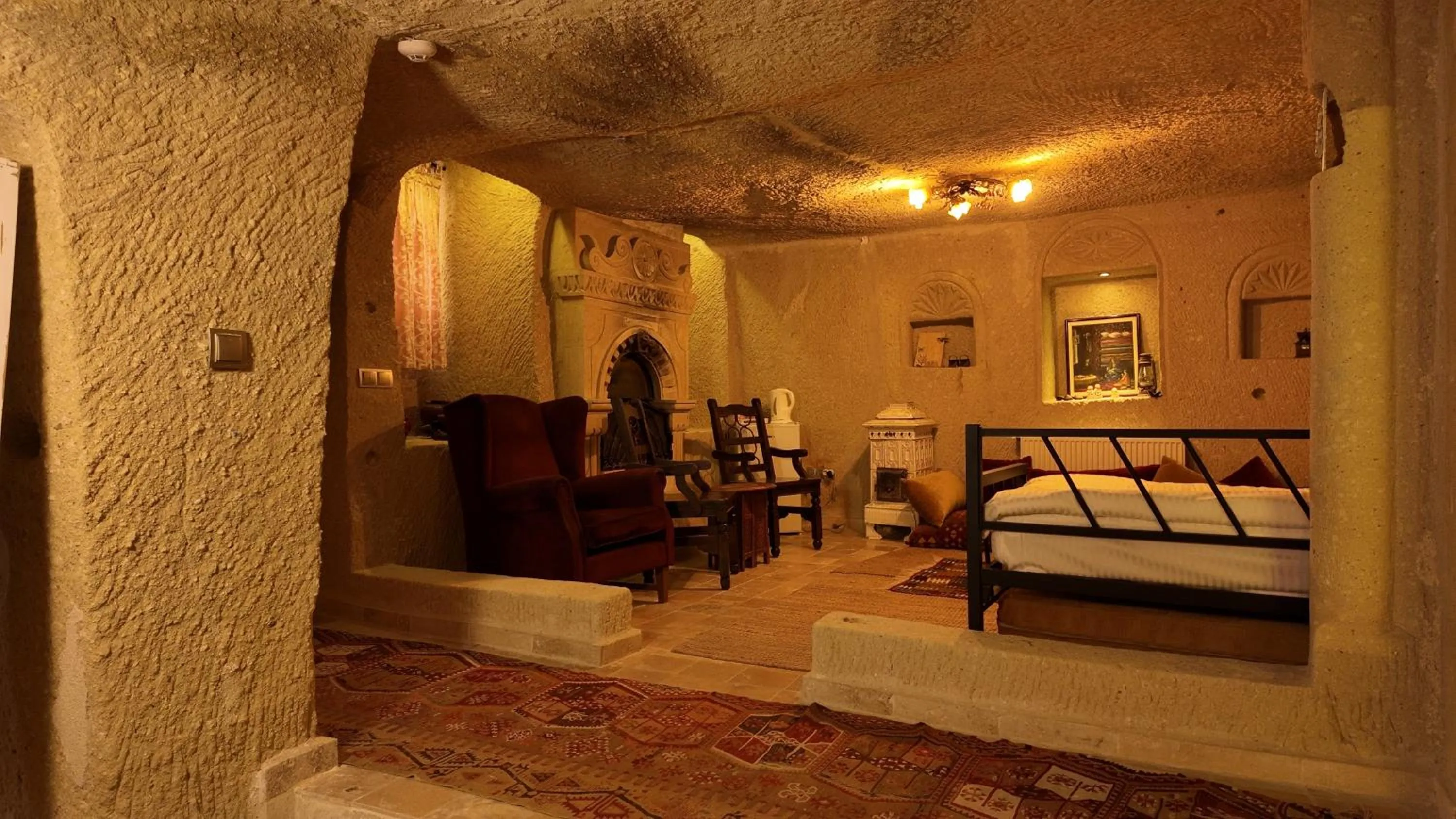 Seating area, Bed in Iris Cave Cappadocia