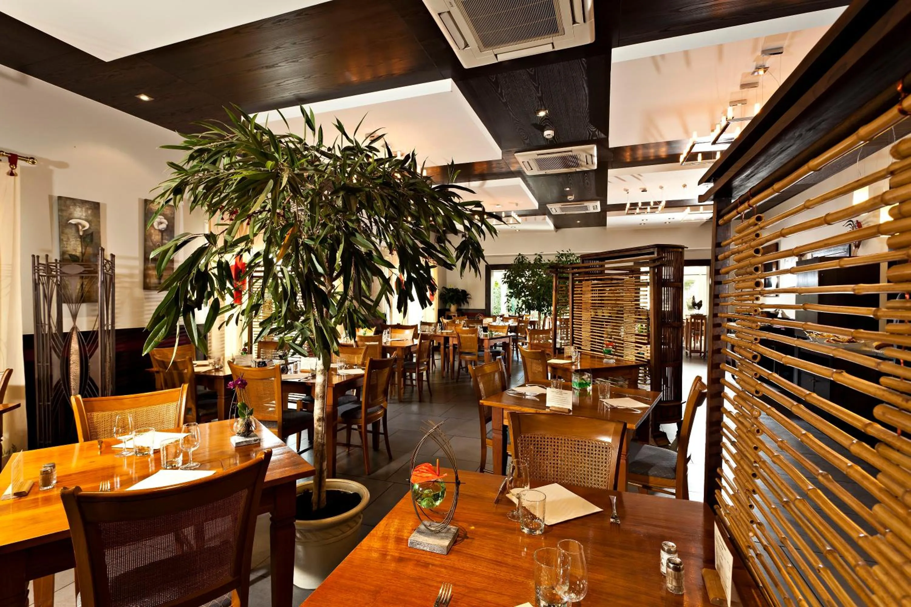 Restaurant/places to eat in Logis Cottage Hotel