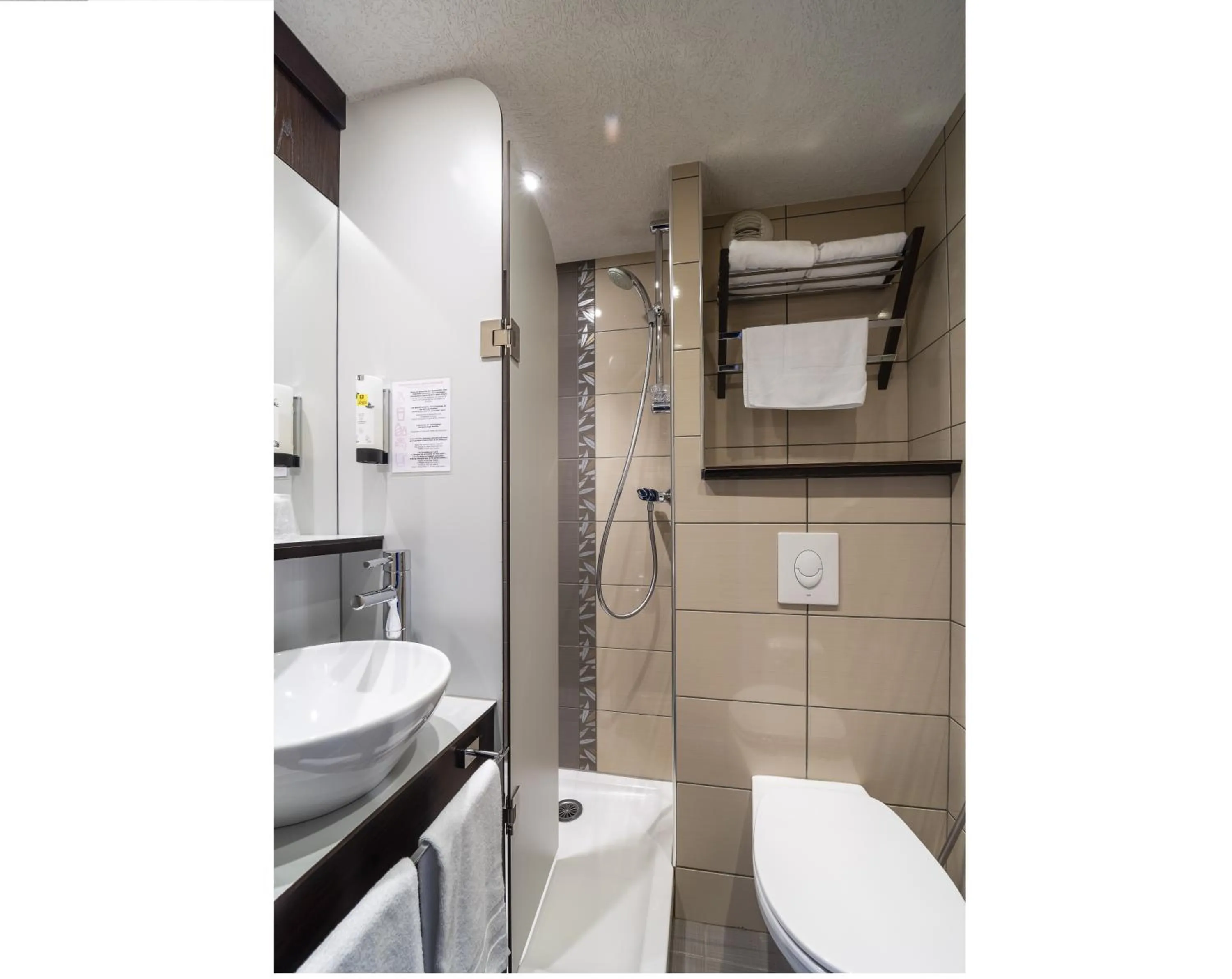 Bedroom in Logis Cottage Hotel