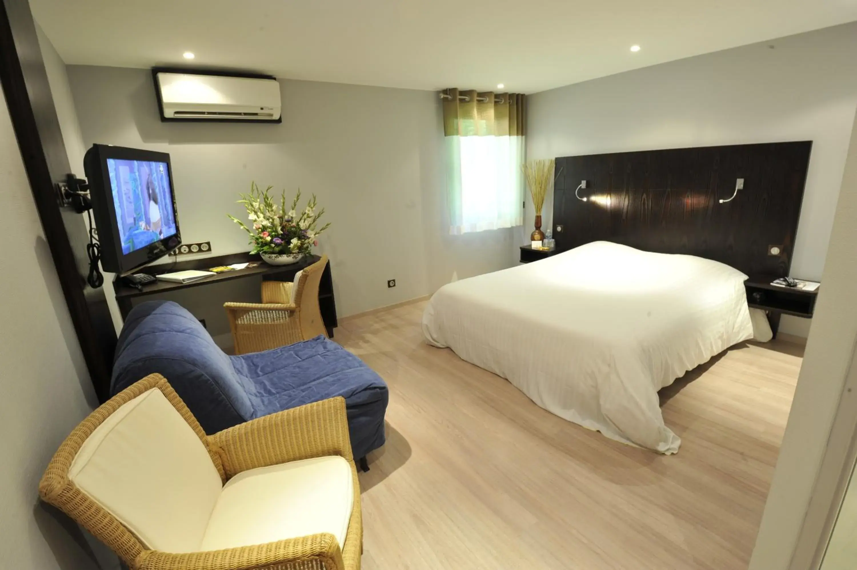 Deluxe Double Room in Logis Cottage Hotel Deluxe Double Room in Logis Cottage Hotel