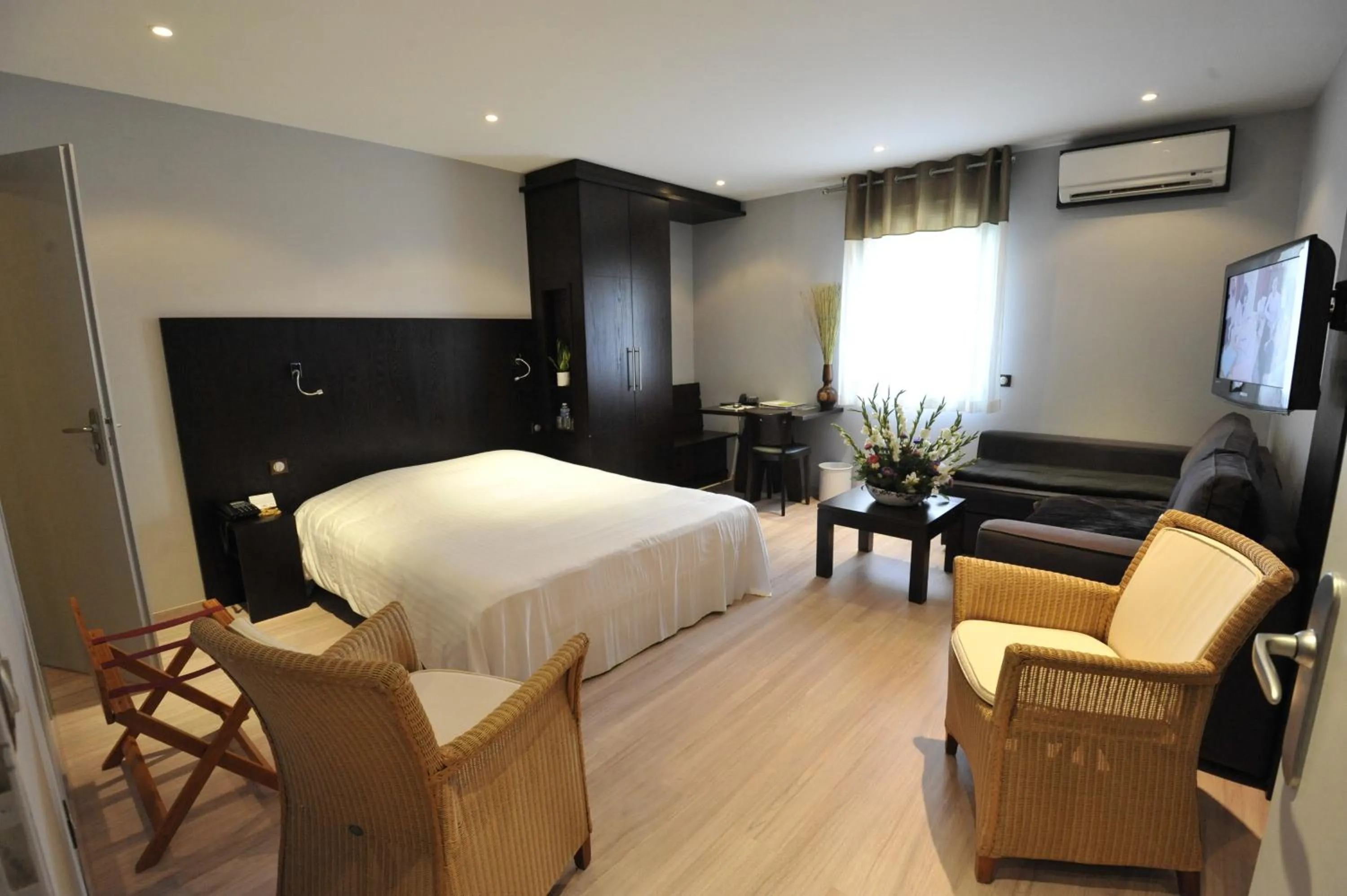 Bedroom, Bed in Logis Cottage Hotel