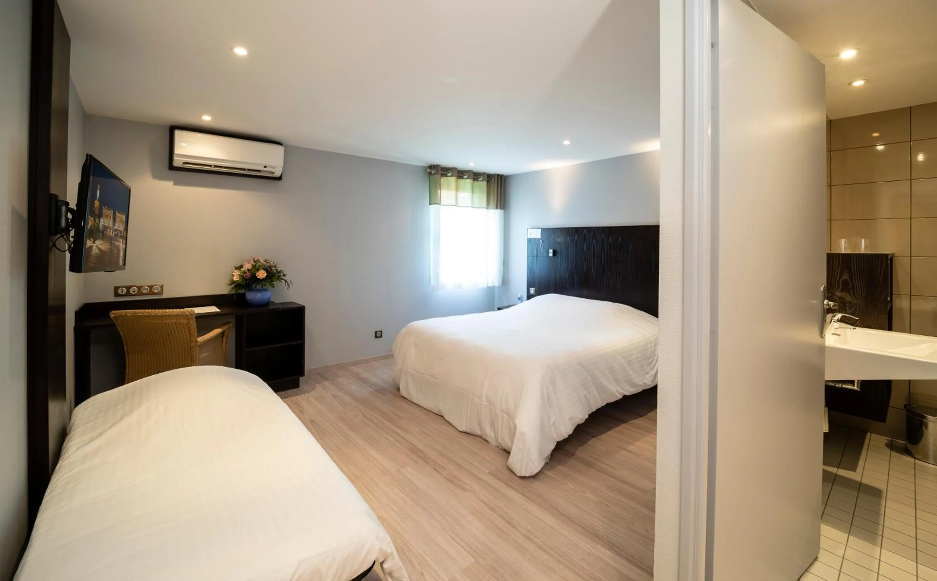 Bedroom, Bed in Logis Cottage Hotel