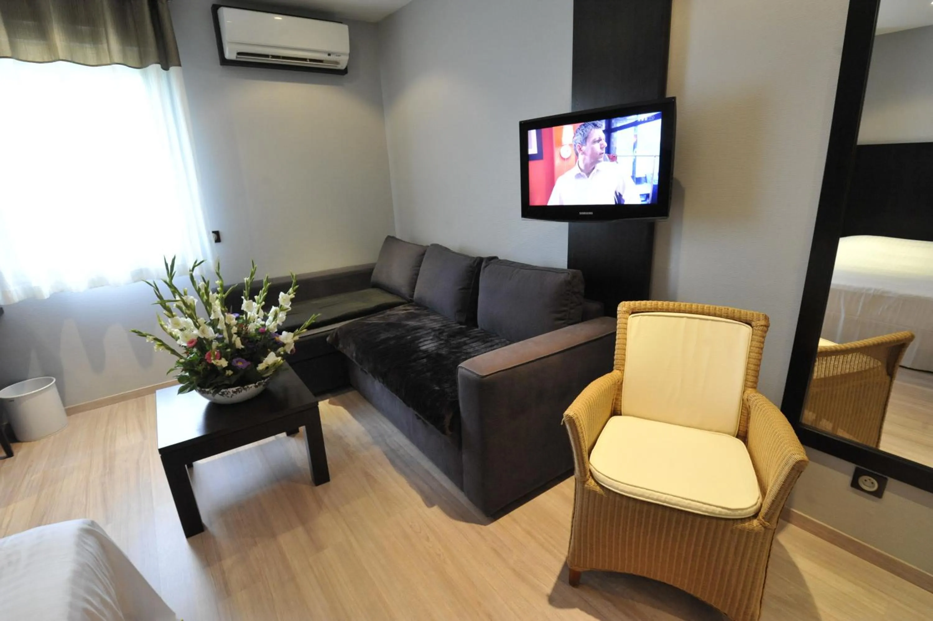 Bedroom in Logis Cottage Hotel