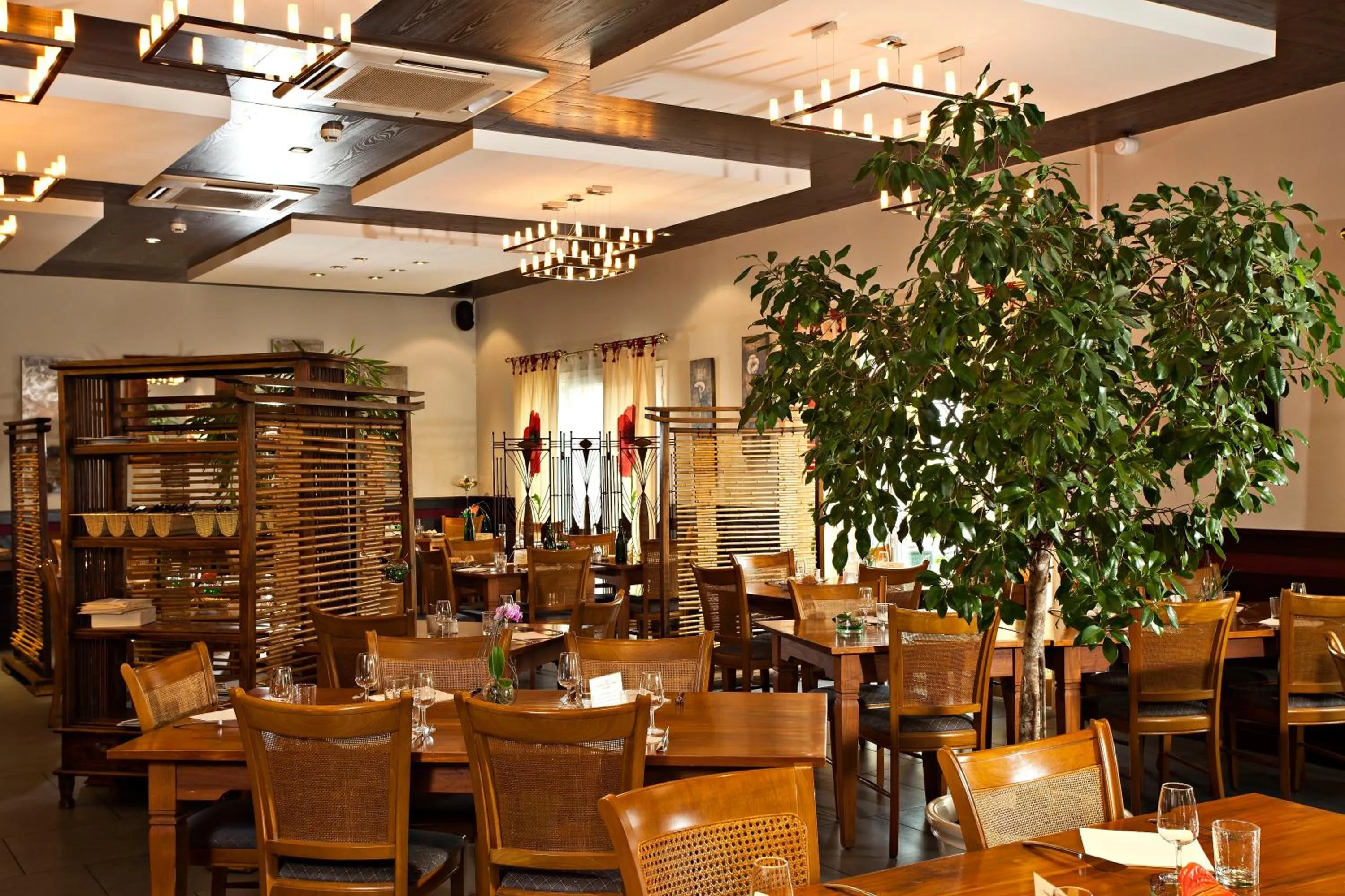 Restaurant/places to eat in Logis Cottage Hotel