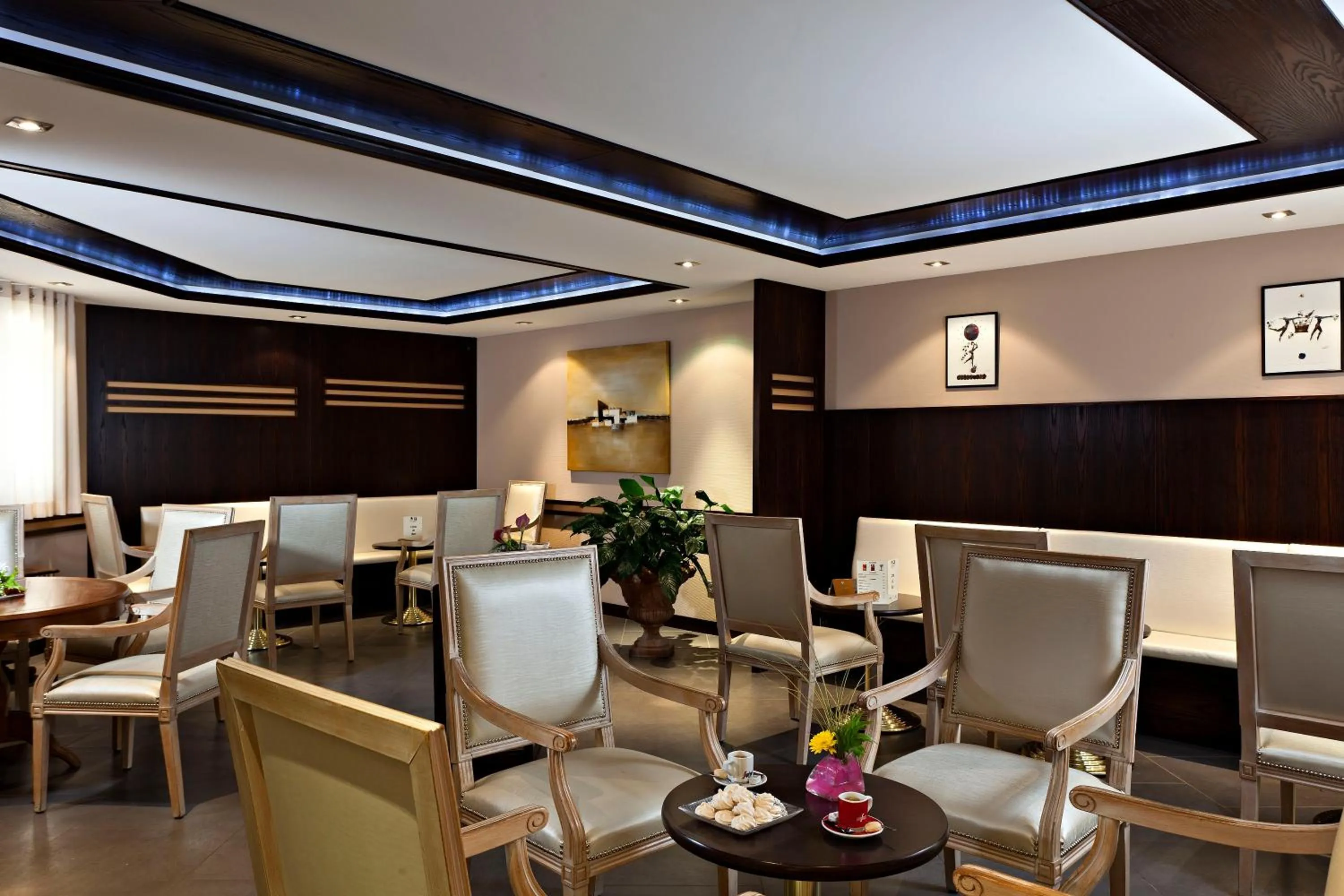 Lounge or bar in Logis Cottage Hotel