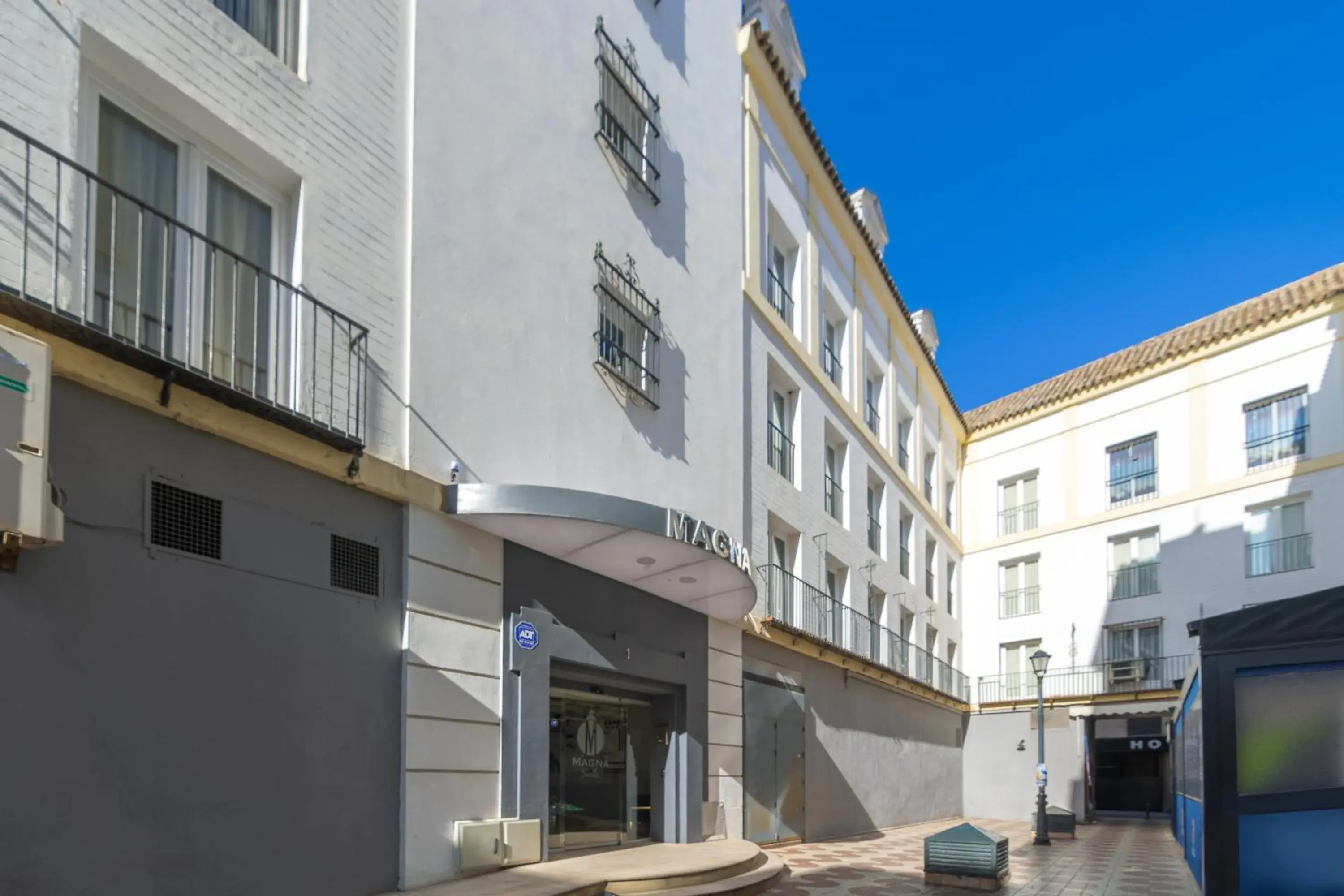 Property building in Apartamentos Magna Sevilla Property building in Apartamentos Magna Sevilla