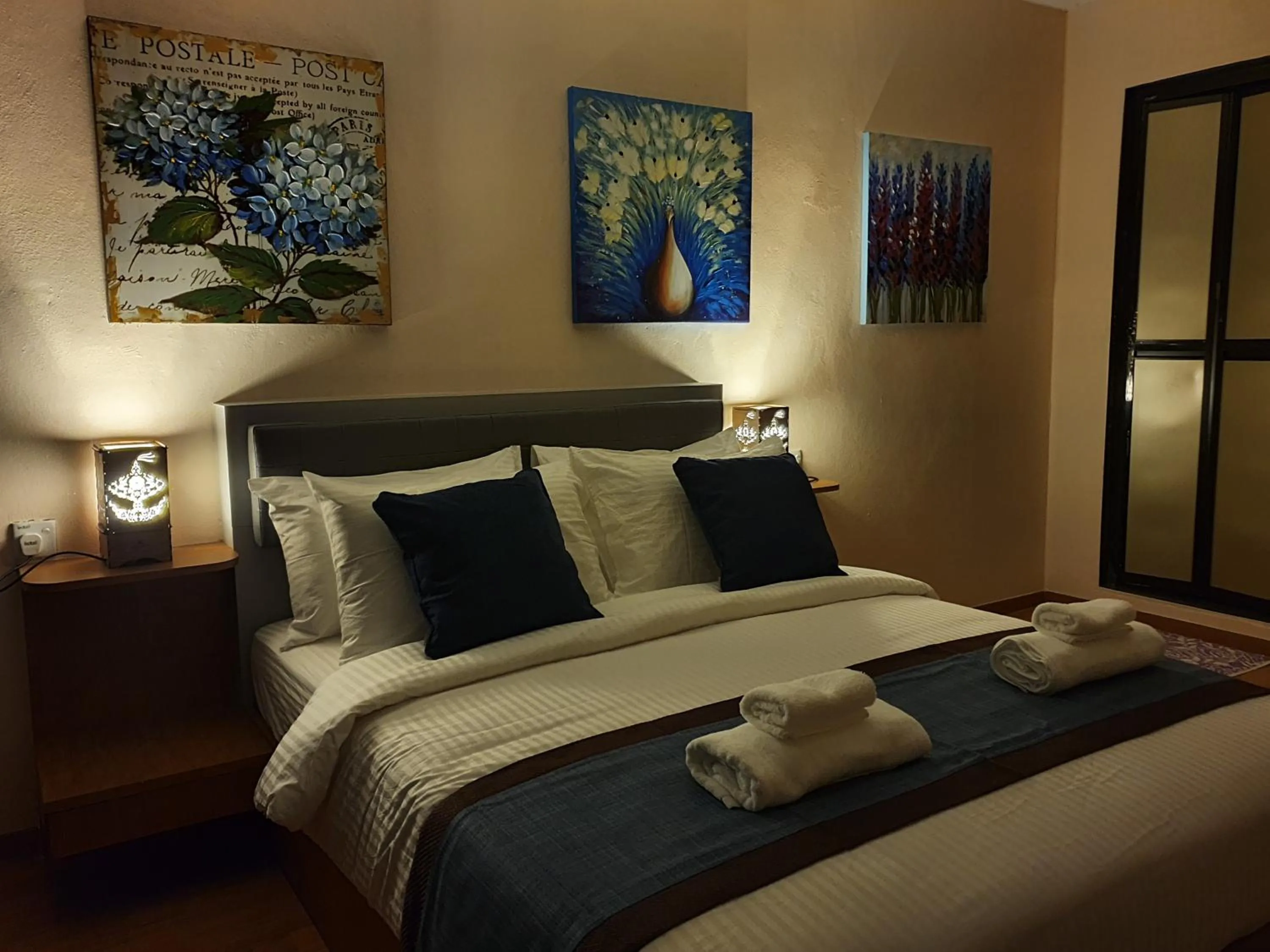 Photo of the whole room, Bed in Assalam Hotel