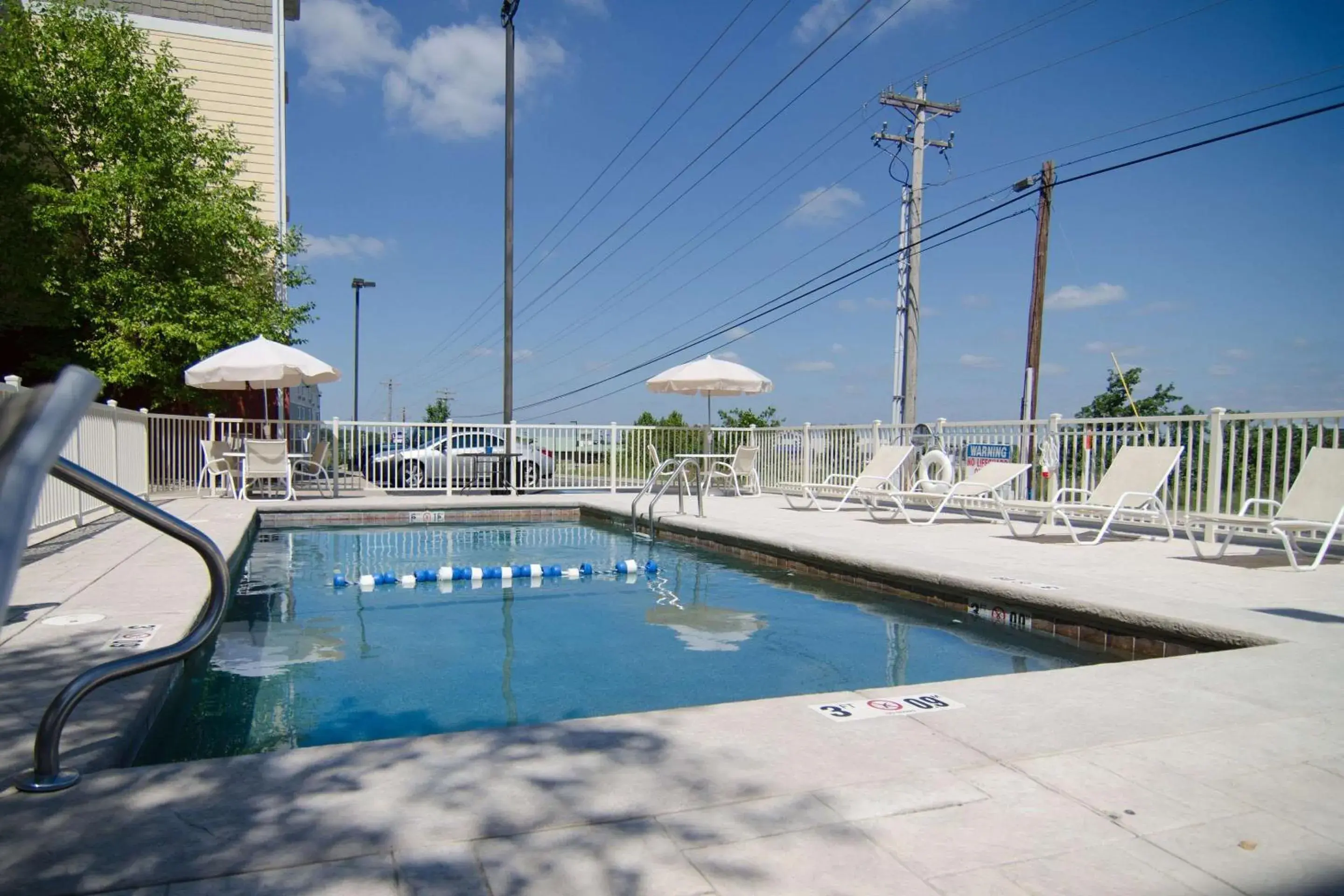 Swimming pool in MainStay Suites St Robert - Fort Leonard Wood Swimming pool in MainStay Suites St Robert - Fort Leonard Wood