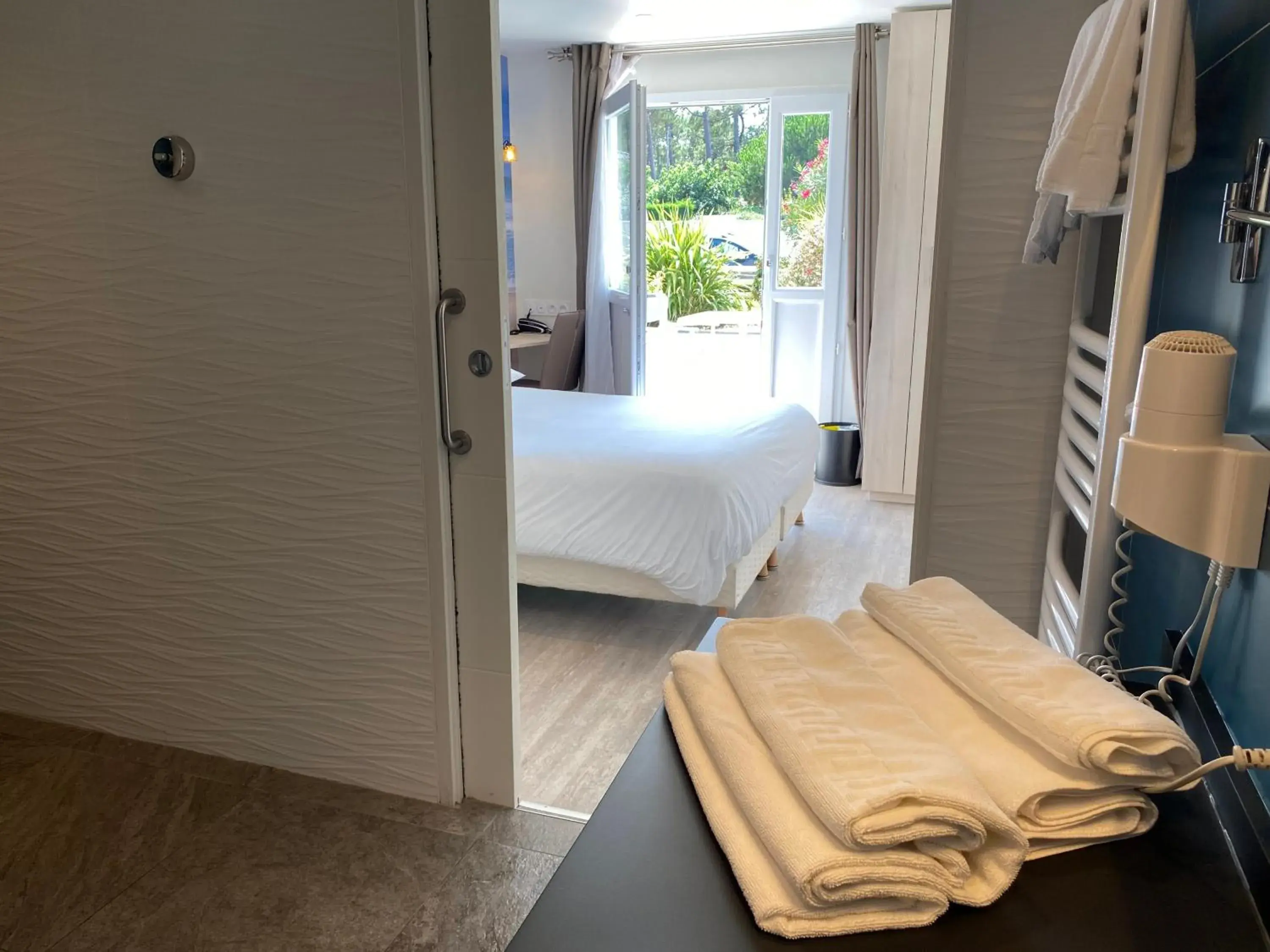 Double Room - Disability Access in Les Vagues Hôtel Restaurant Double Room - Disability Access in Les Vagues Hôtel Restaurant