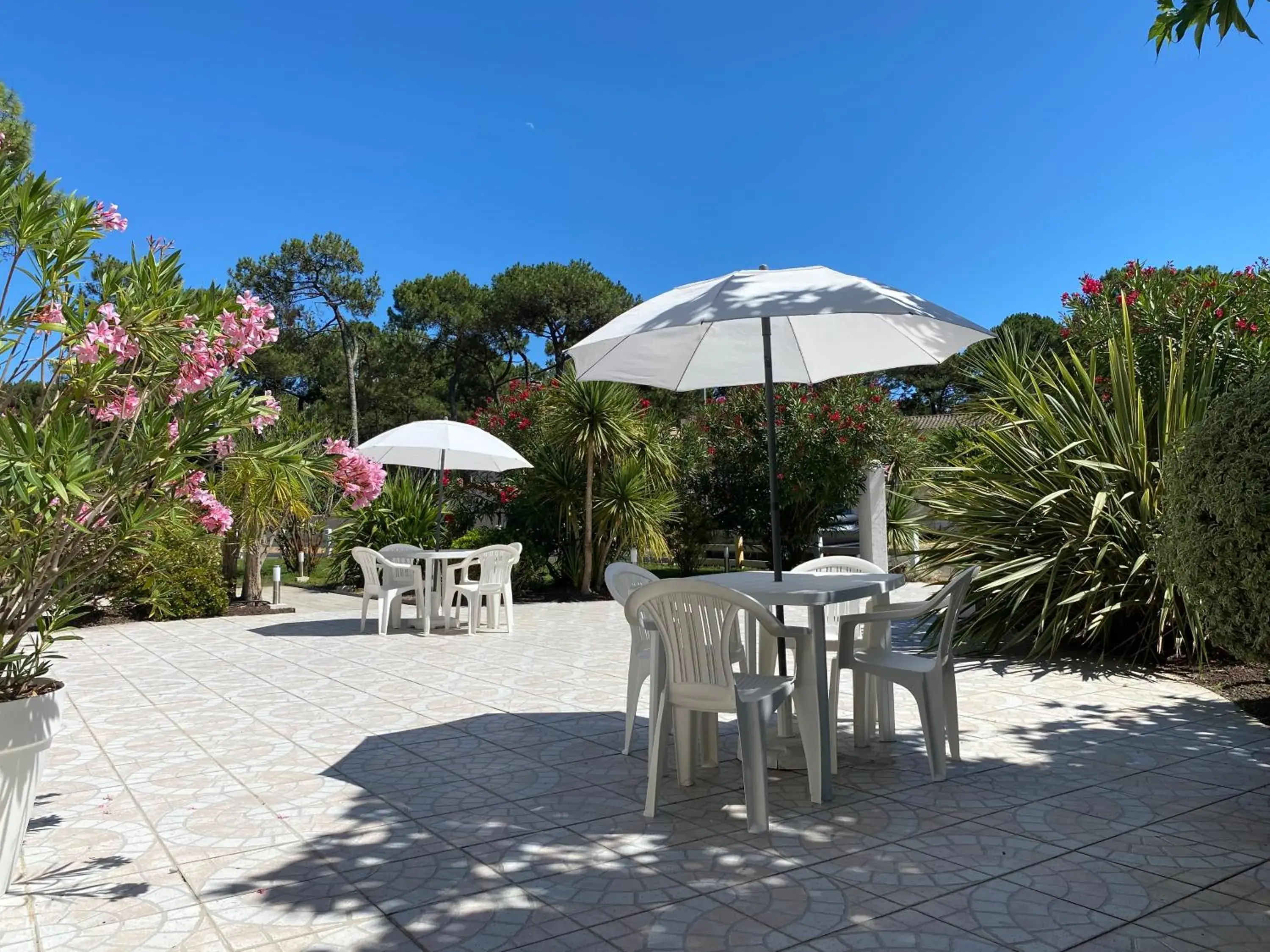 Property building in Les Vagues Hôtel Restaurant Property building in Les Vagues Hôtel Restaurant