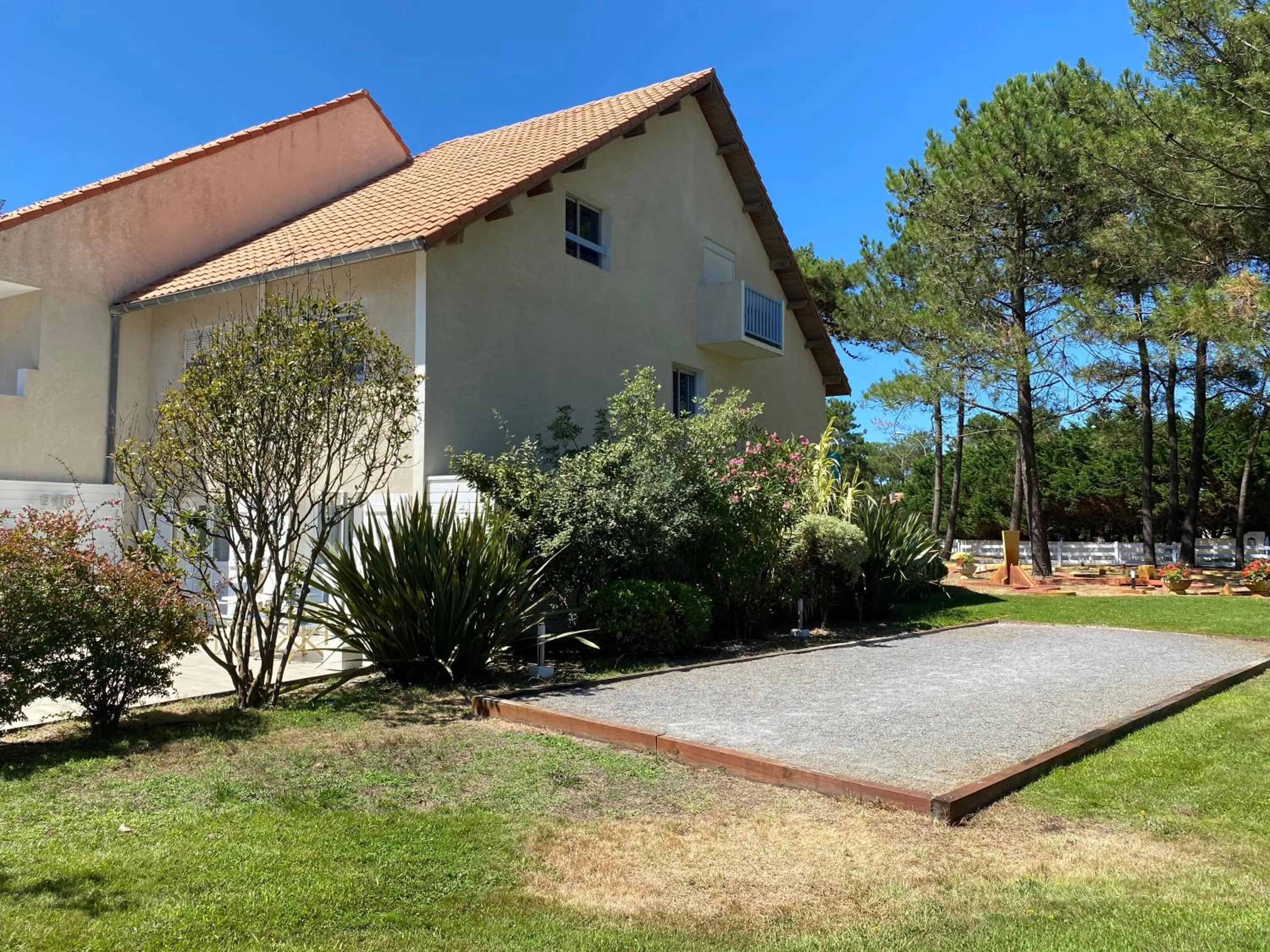 Property building in Les Vagues Hôtel Restaurant