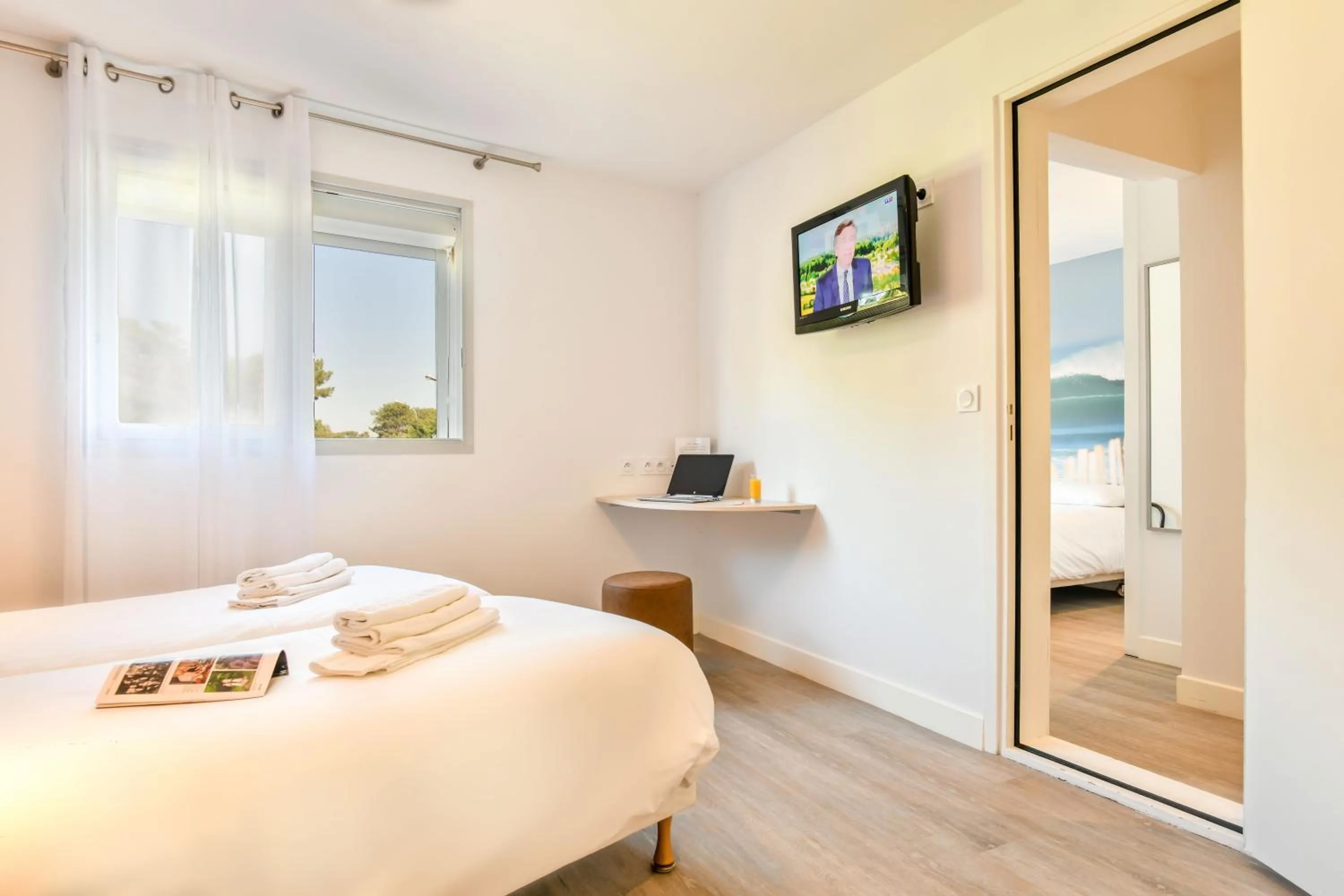 Photo of the whole room, Bed in Les Vagues Hôtel Restaurant