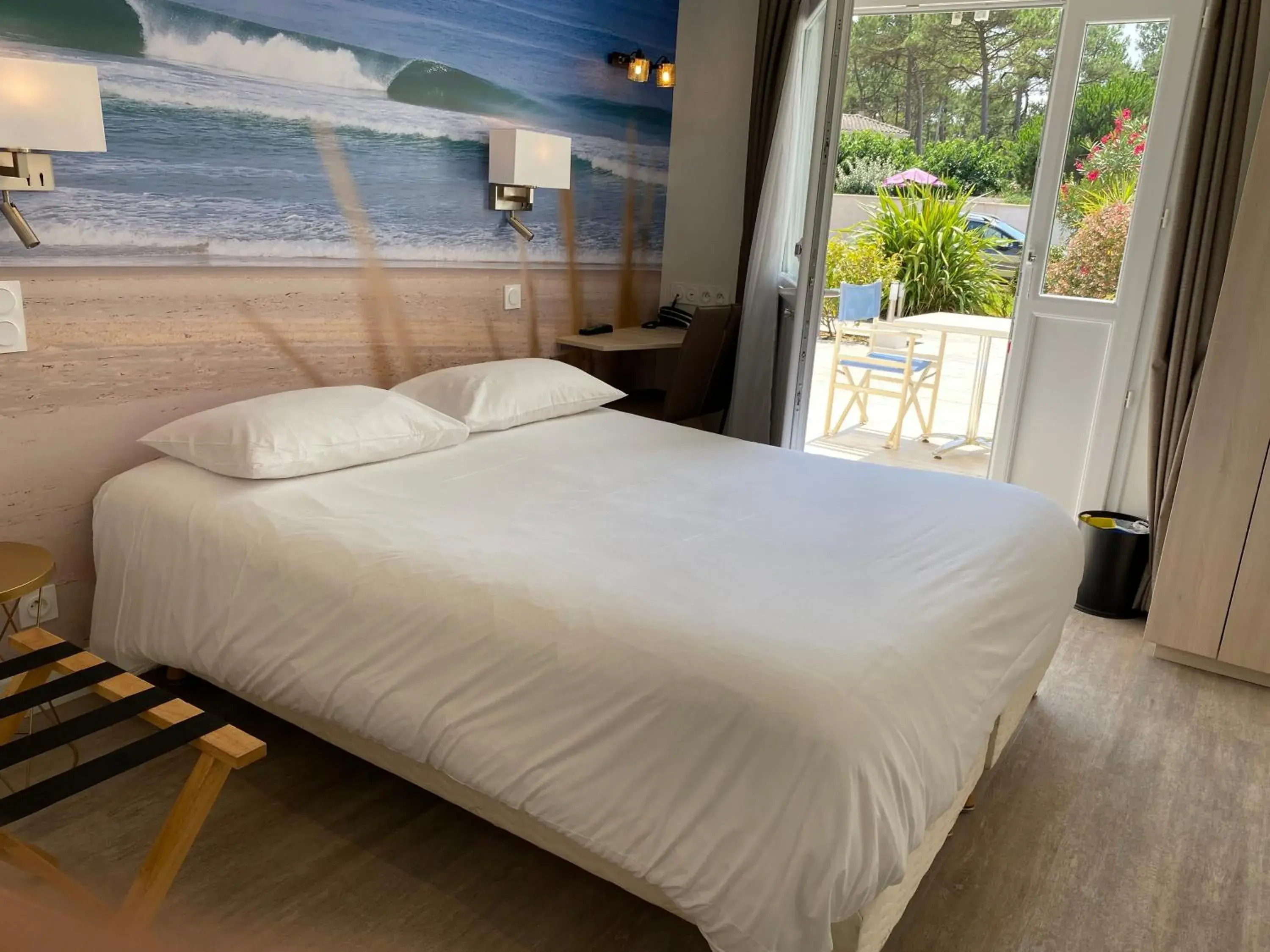 Double Room - Disability Access in Les Vagues Hôtel Restaurant Double Room - Disability Access in Les Vagues Hôtel Restaurant