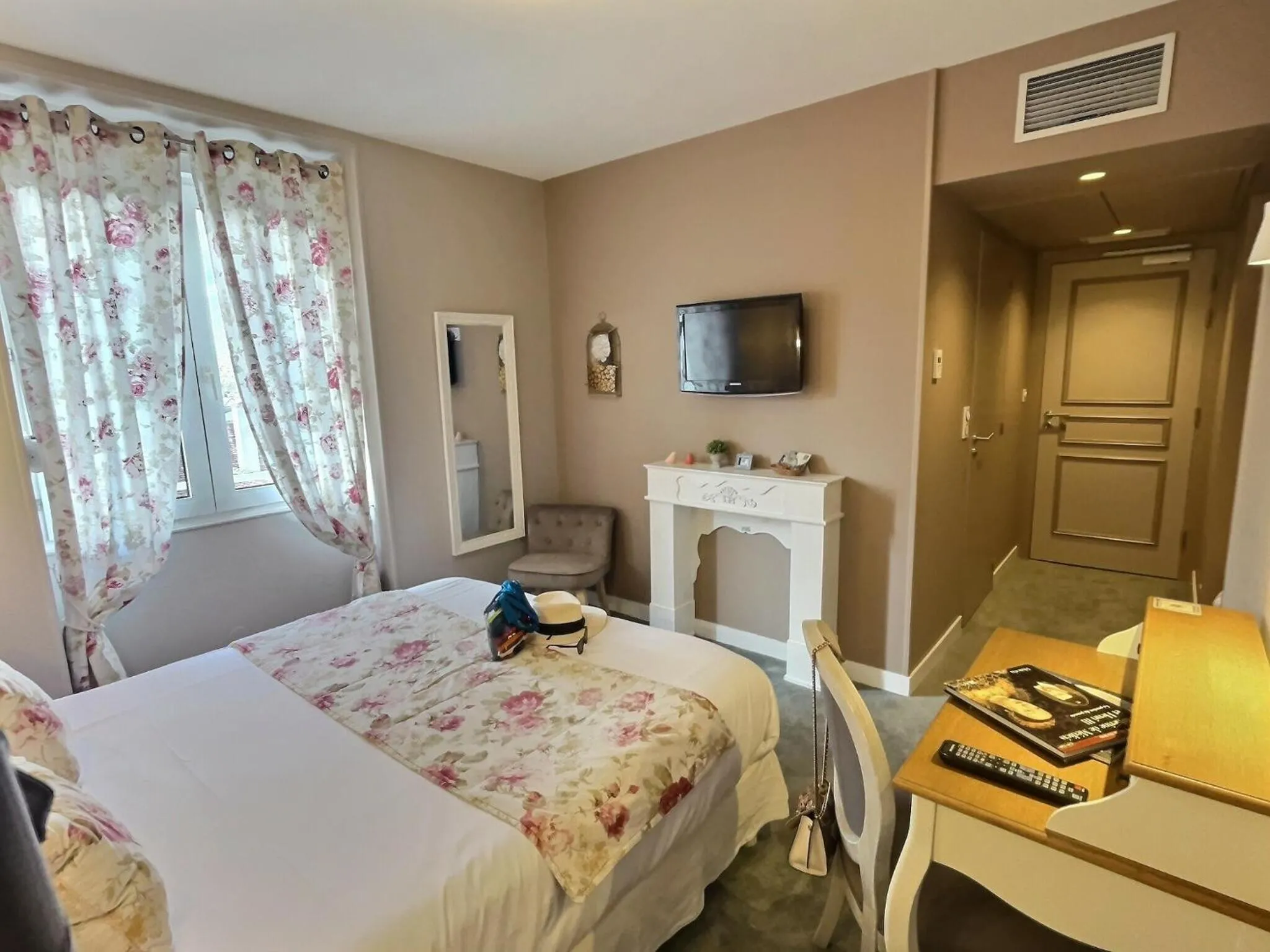 Classic Double Room on upper floors in Logis Hôtel du Cygne