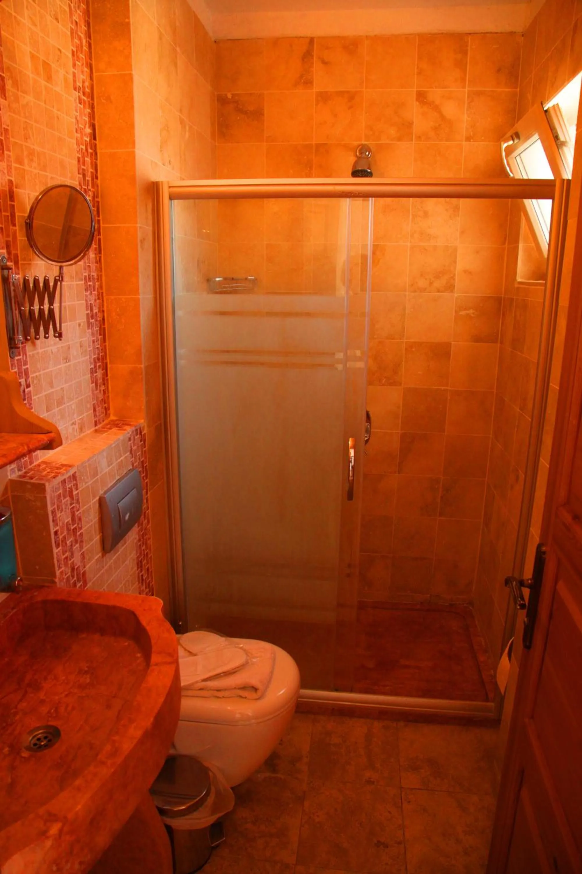 Shower in Kemerlihan Deluxe Hotel