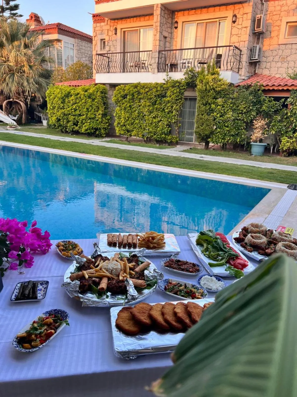 Restaurant/places to eat in Kemerlihan Deluxe Hotel