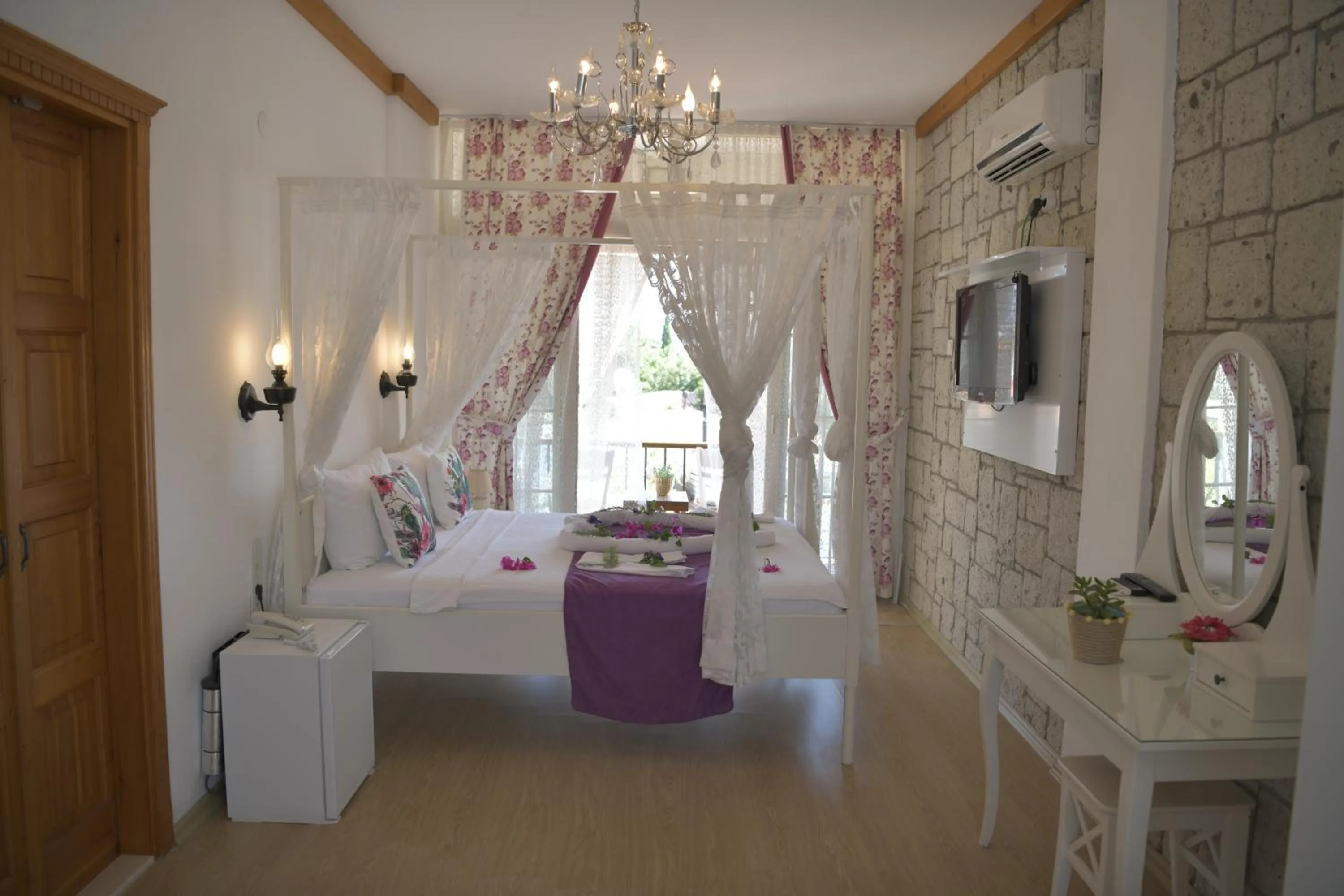 Bed in Kemerlihan Deluxe Hotel