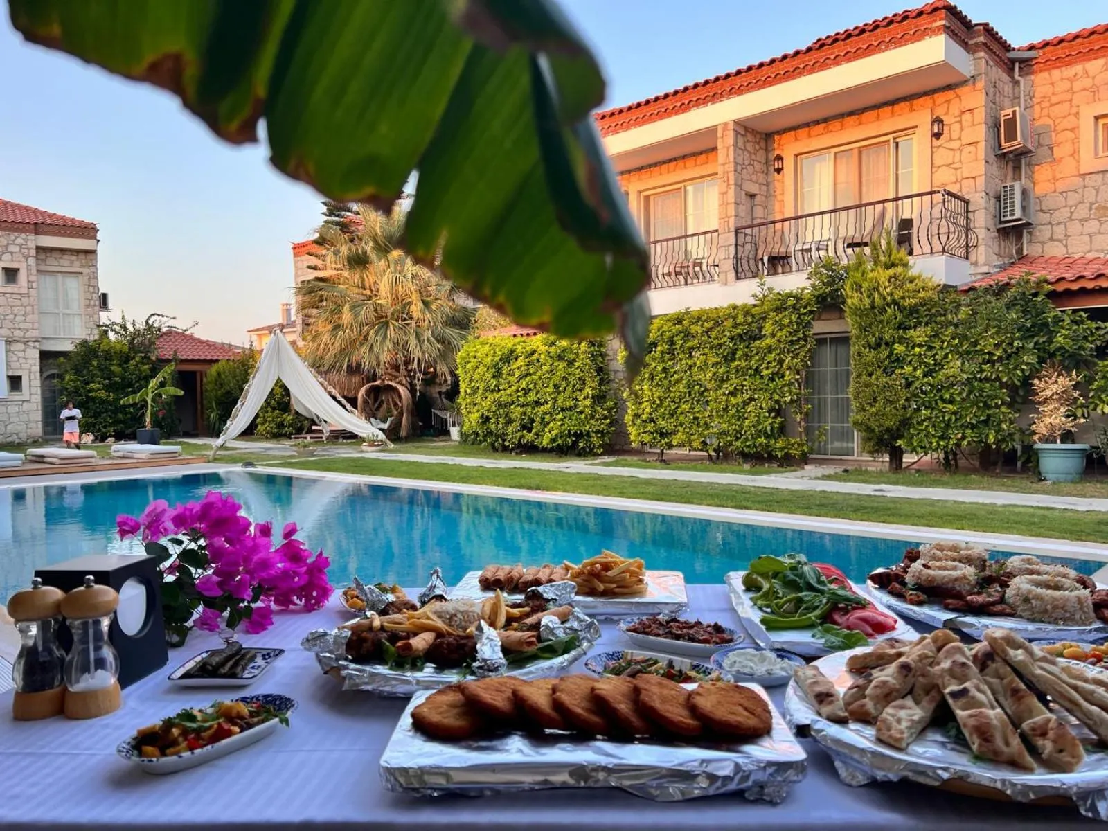 Restaurant/places to eat in Kemerlihan Deluxe Hotel