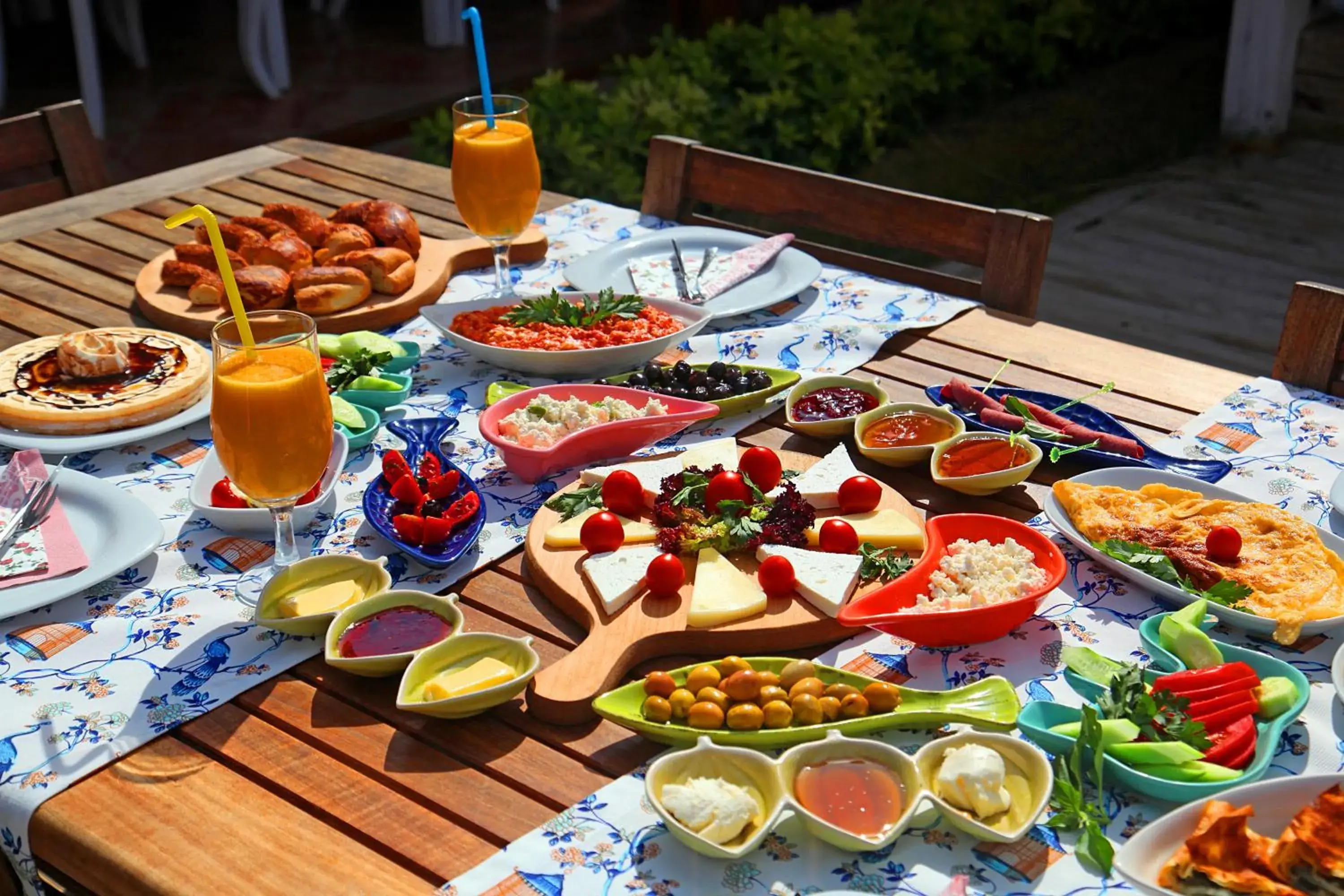 Restaurant/places to eat in Kemerlihan Deluxe Hotel Restaurant/places to eat in Kemerlihan Deluxe Hotel