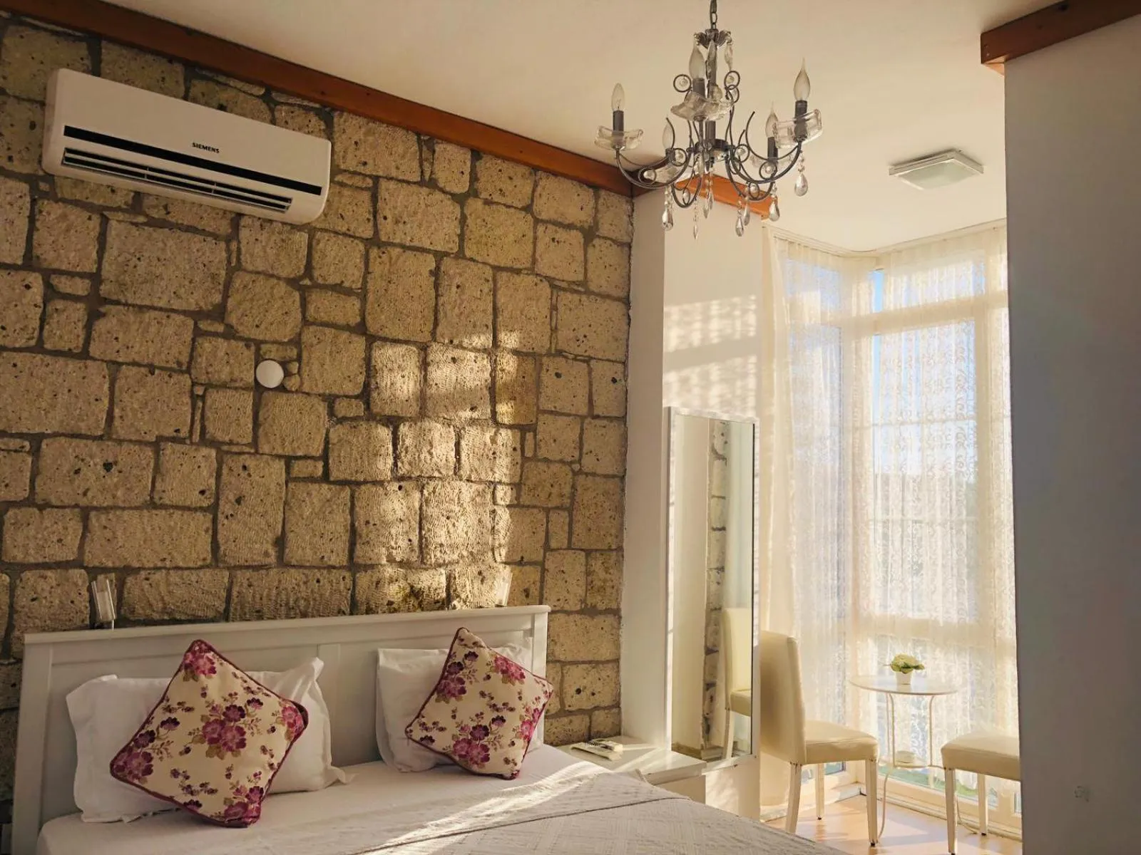 Bed in Kemerlihan Deluxe Hotel