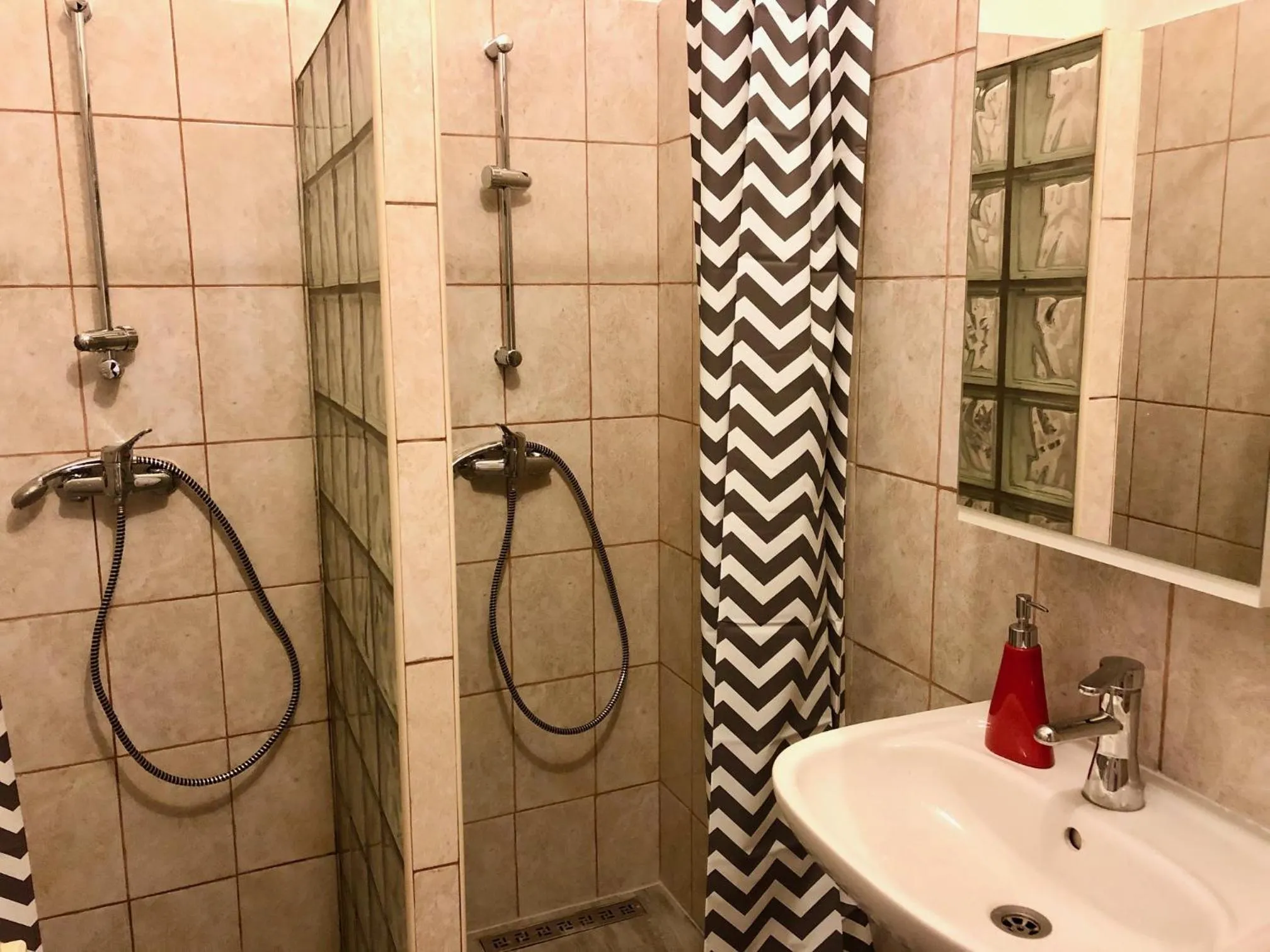 Shower in Zen Hostel by Central Market