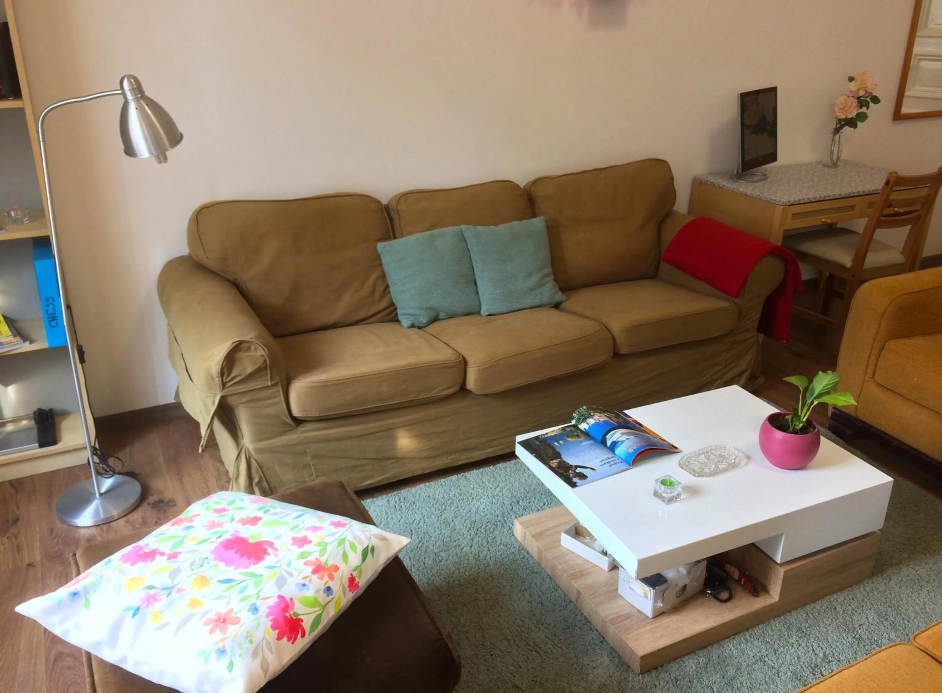 Communal lounge/ TV room in Zen Hostel by Central Market