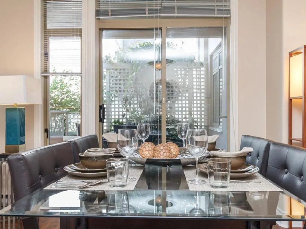 Versatile Garden-Level Suite W Natural Light