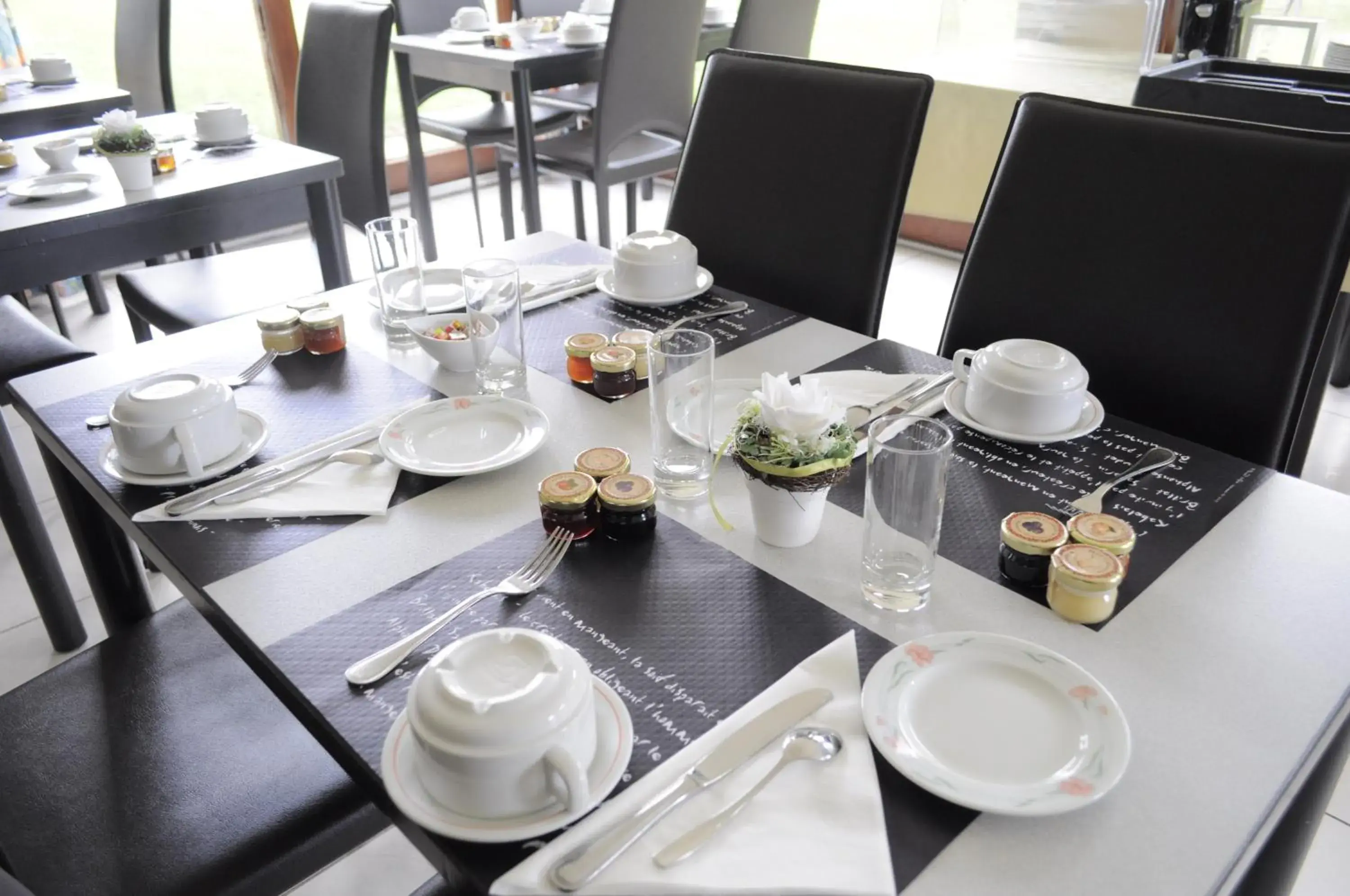 Restaurant/places to eat in Logis Le Relais De Pouilly Restaurant/places to eat in Logis Le Relais De Pouilly