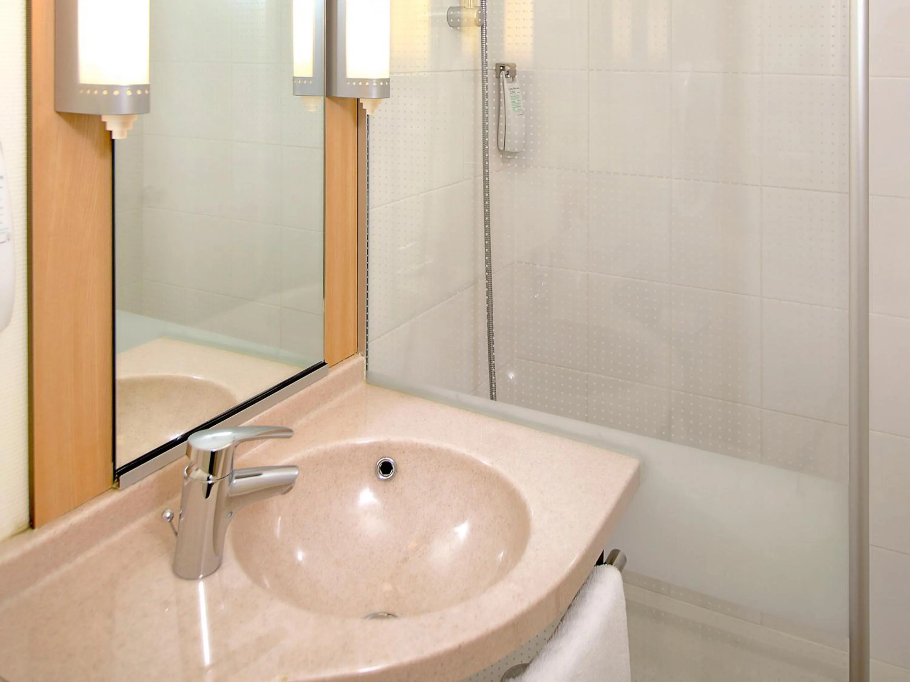 Bathroom in ibis Paris Porte d'Italie