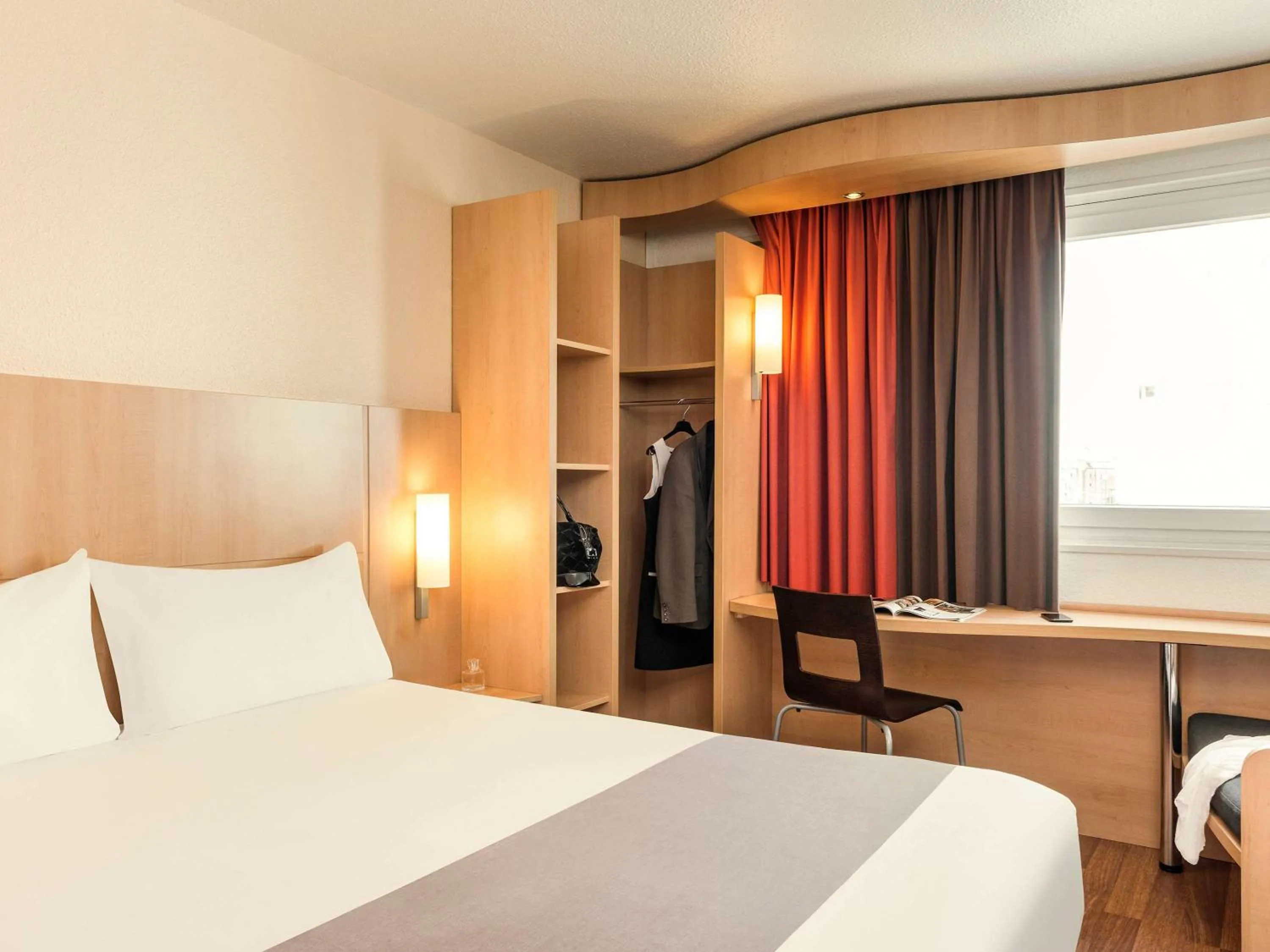 Photo of the whole room in ibis Paris Porte de Bagnolet