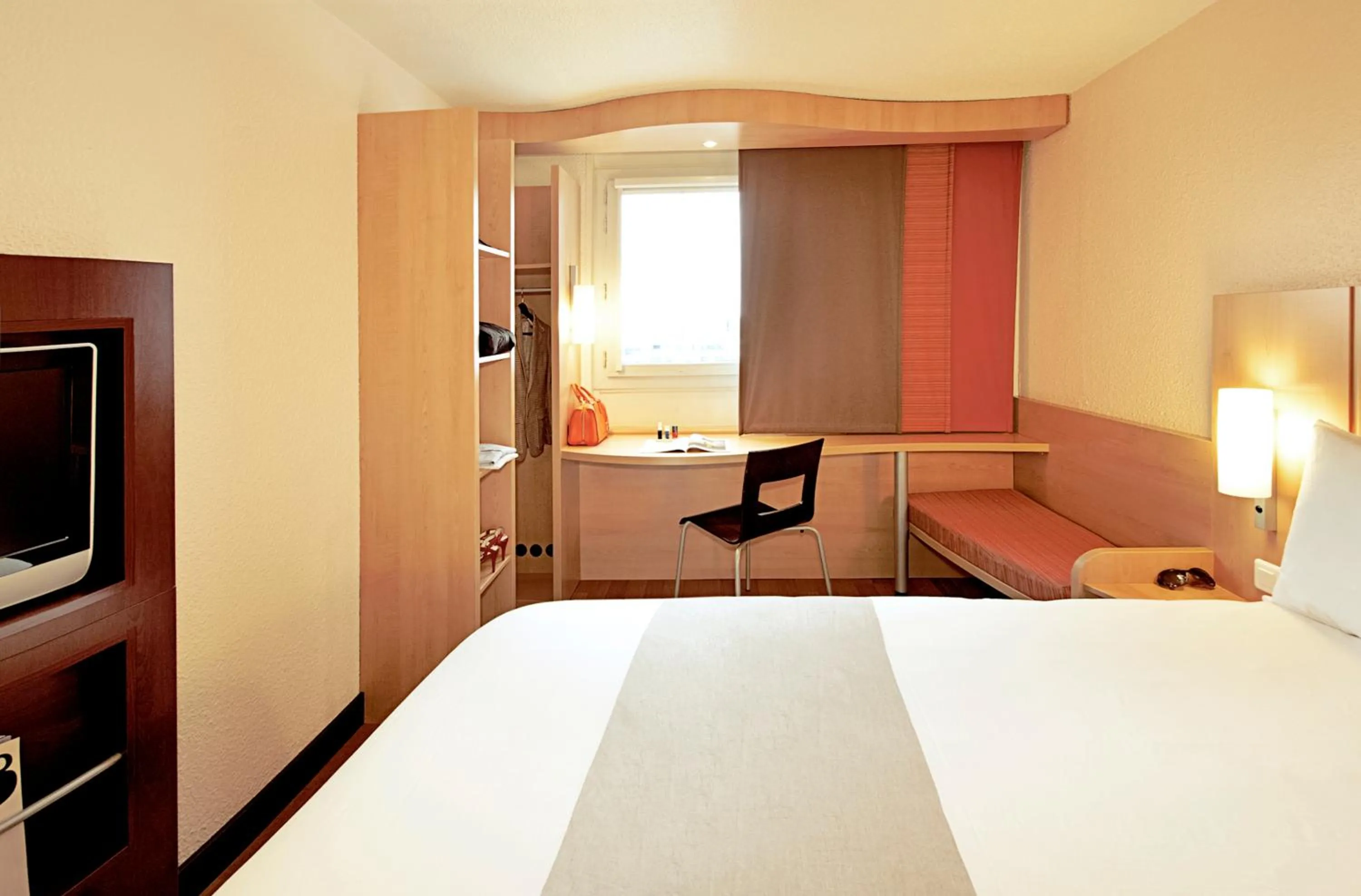 Photo of the whole room in ibis Paris Porte de Bagnolet