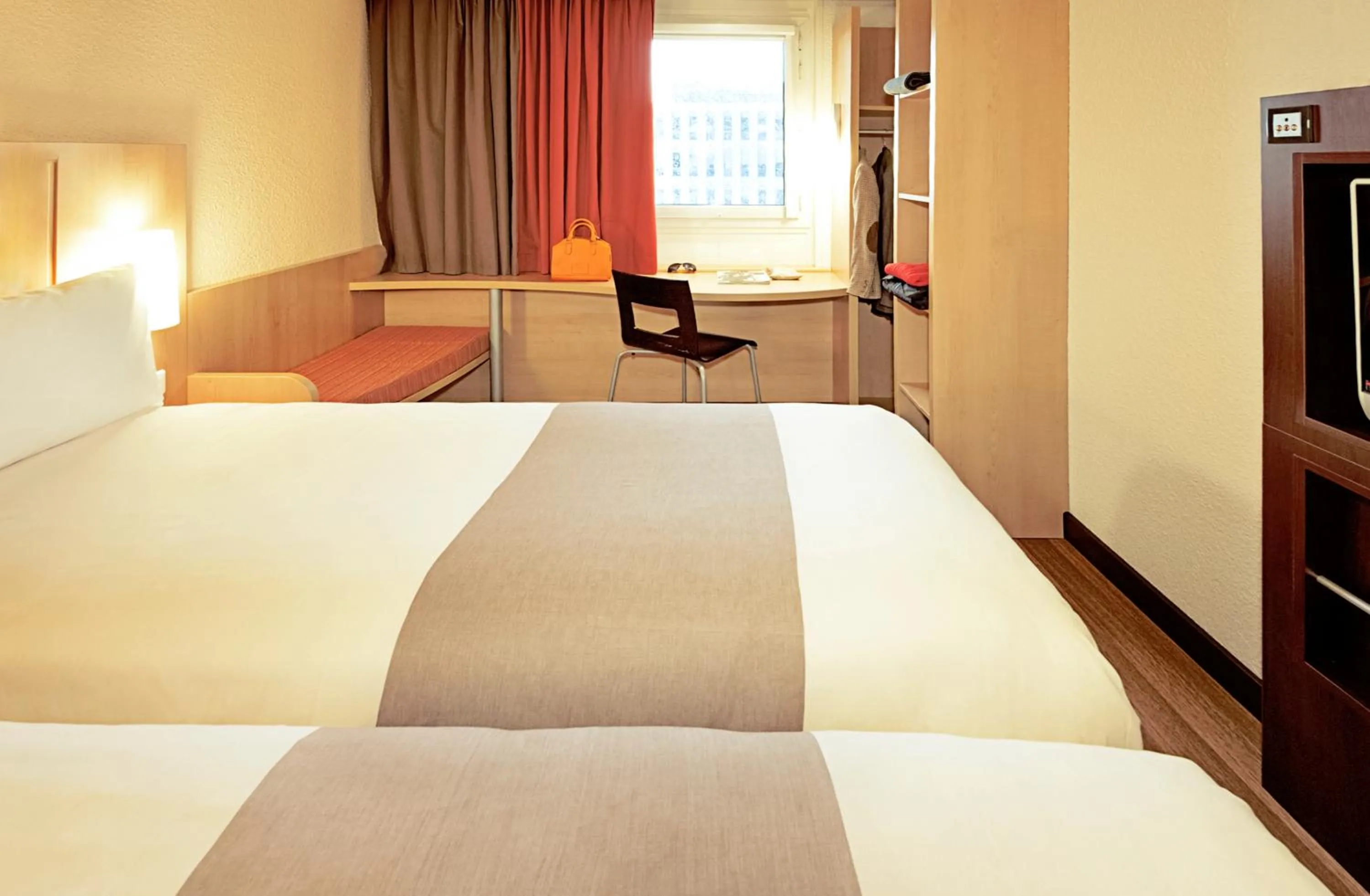 Photo of the whole room in ibis Paris Porte de Bagnolet