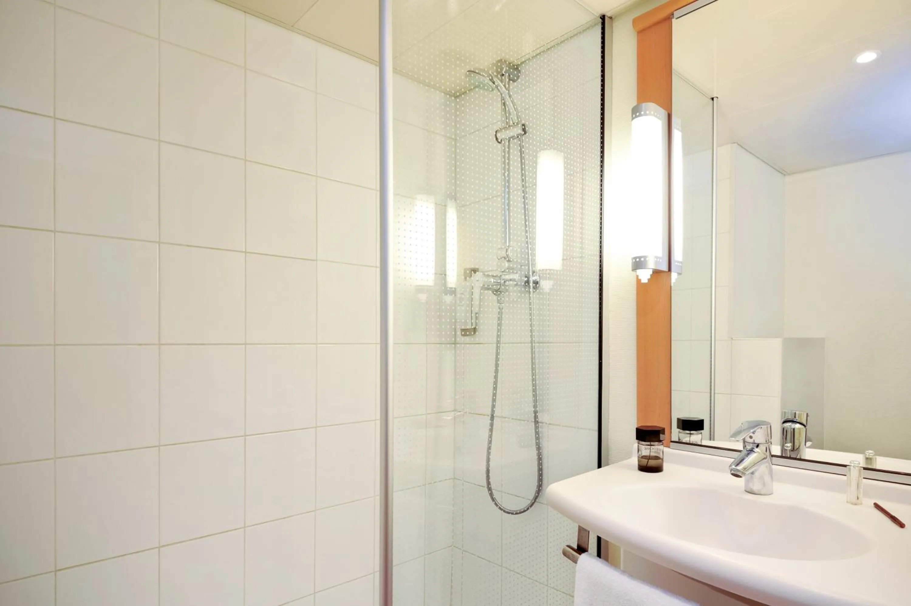 Bathroom in ibis Paris Porte de Bagnolet