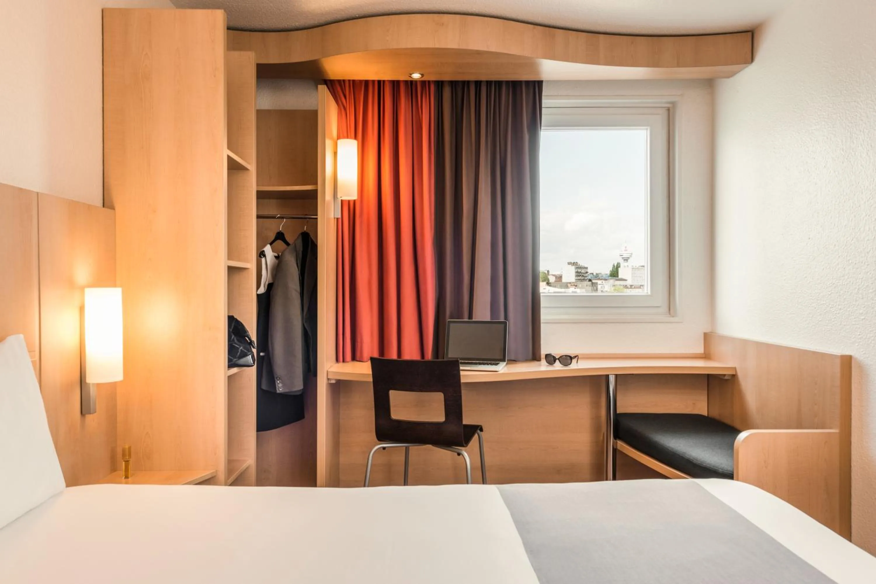 Bed in ibis Paris Porte de Bagnolet