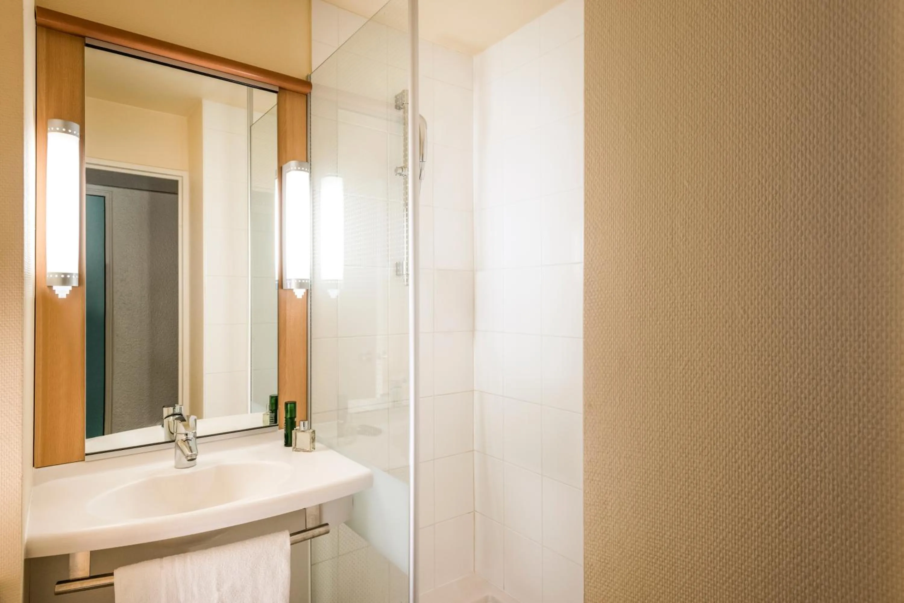 Bathroom in ibis Paris Porte de Bagnolet