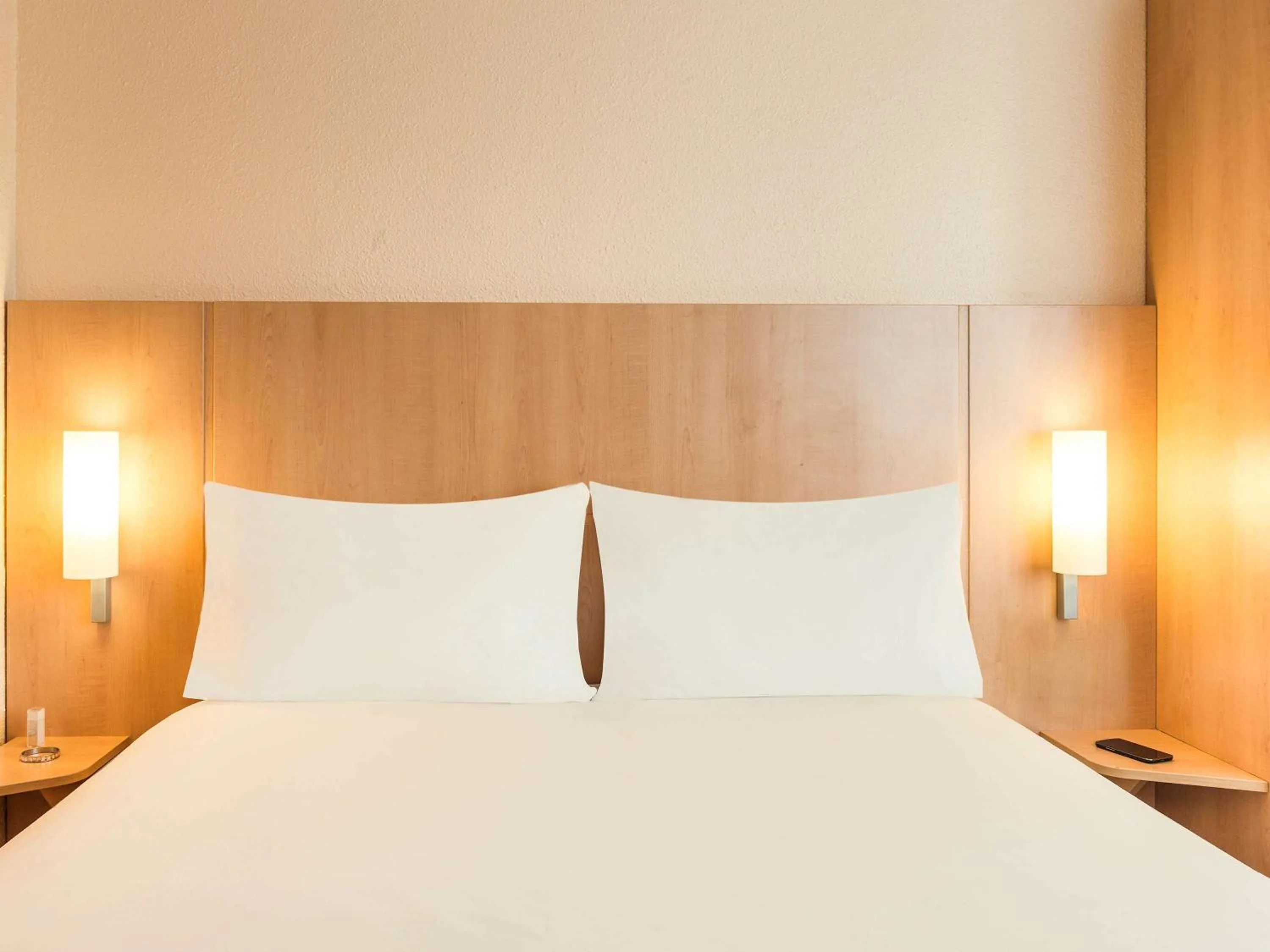 Photo of the whole room in ibis Paris Porte de Bagnolet