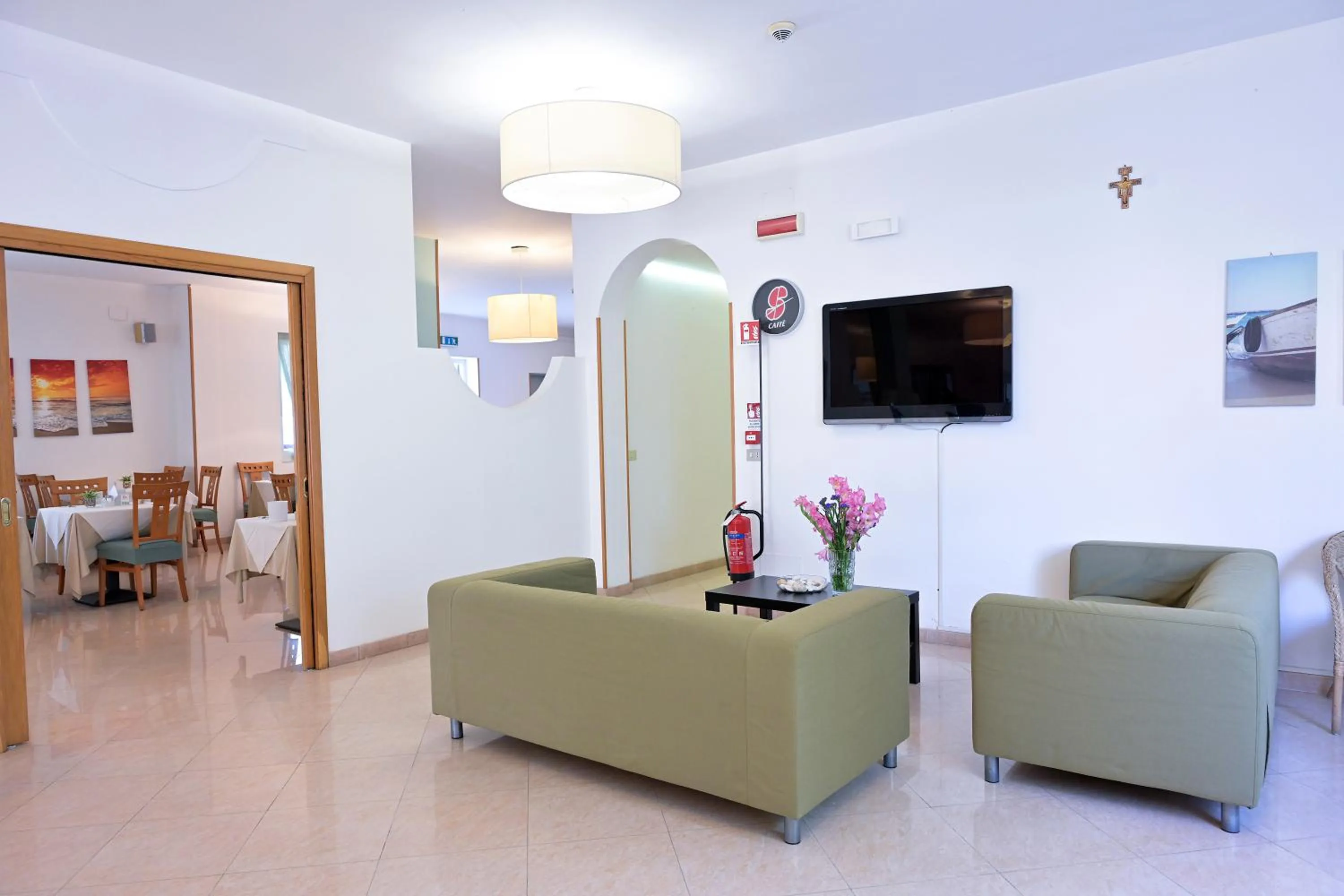 Communal lounge/ TV room in Hotel Itta