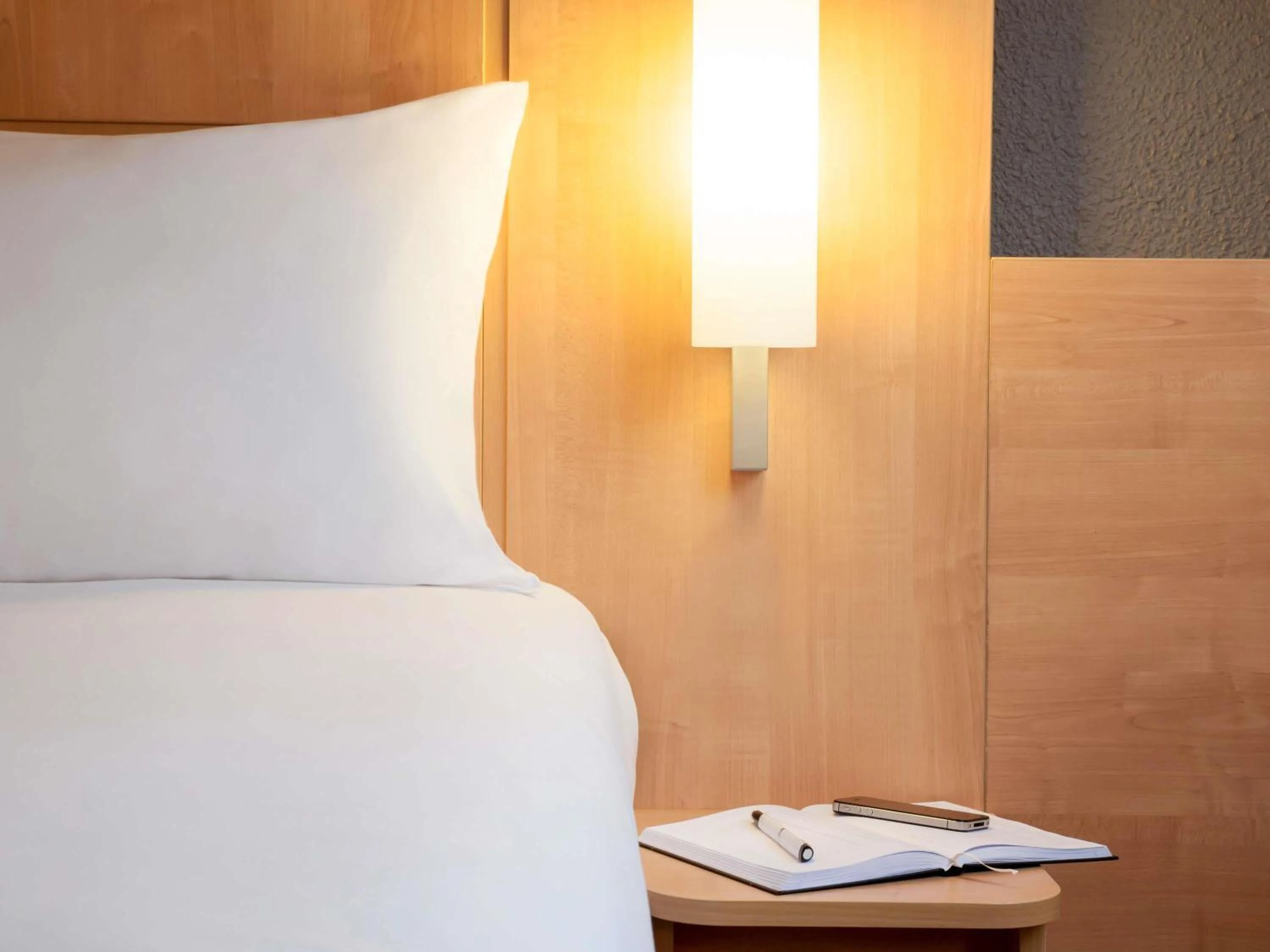 Bedroom, Bed in ibis Maine Montparnasse