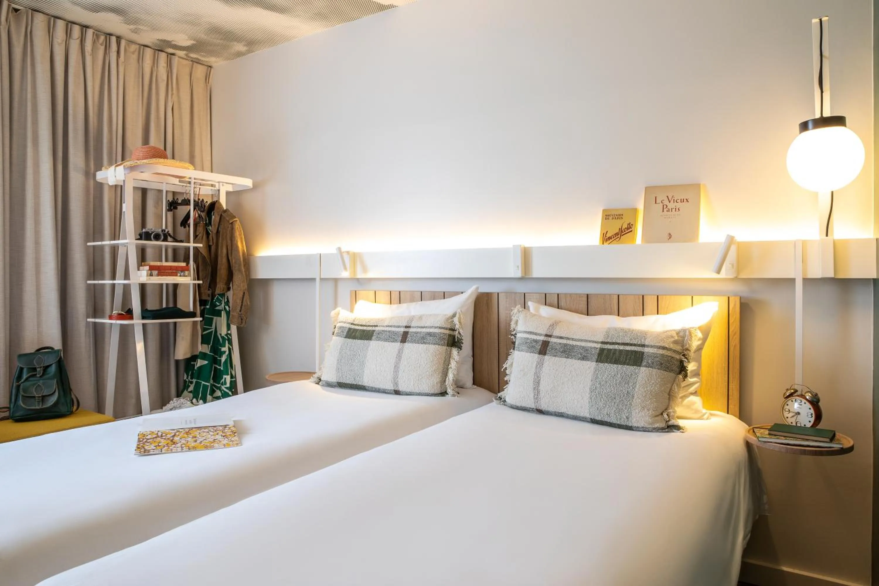 Bedroom, Bed in ibis Maine Montparnasse