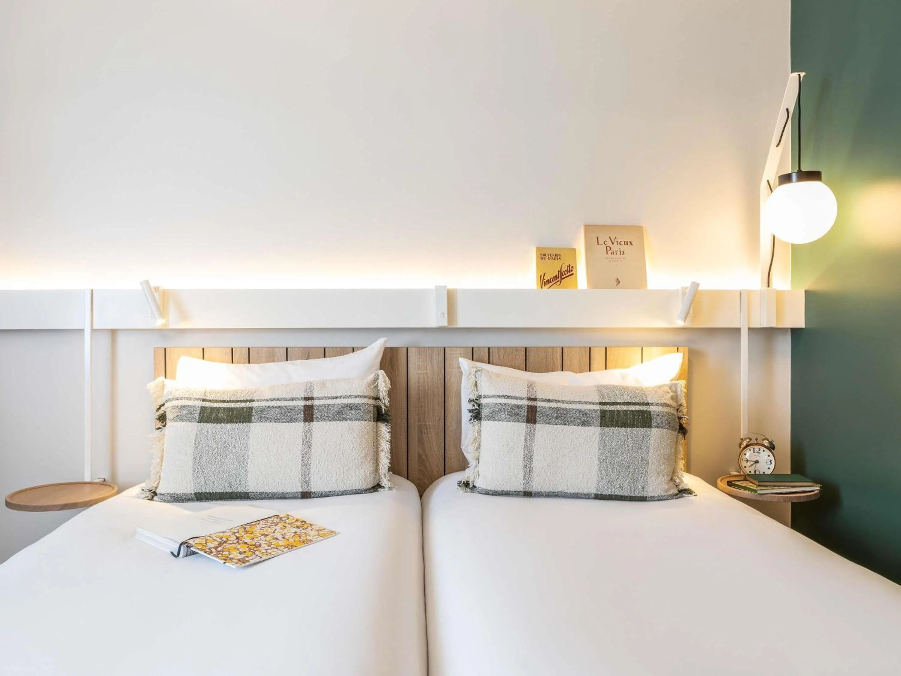 Property building, Bed in ibis Maine Montparnasse