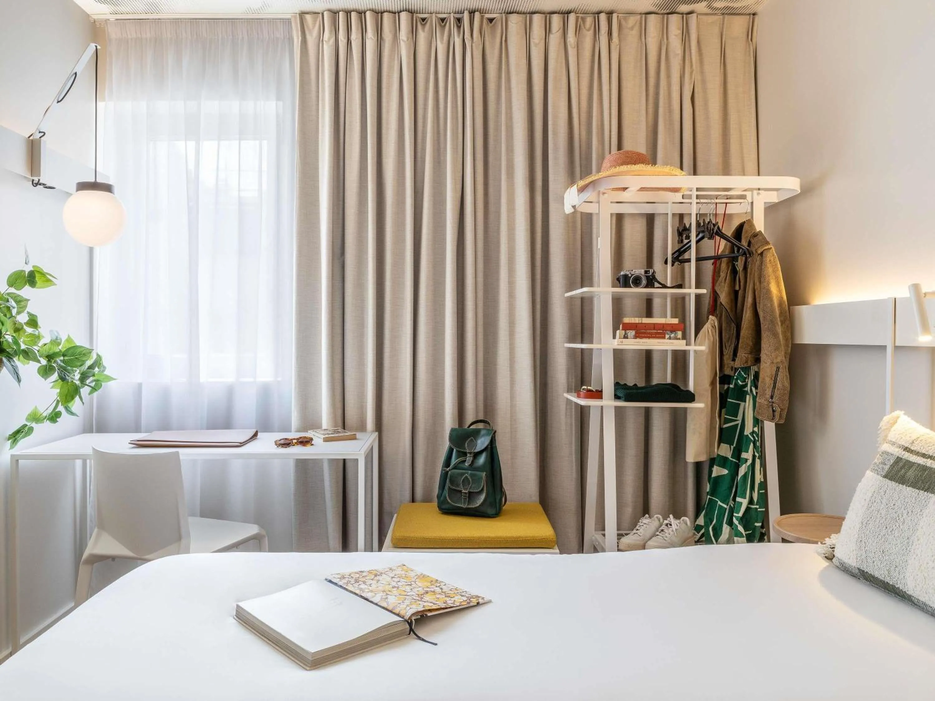 Property building, Bed in ibis Maine Montparnasse