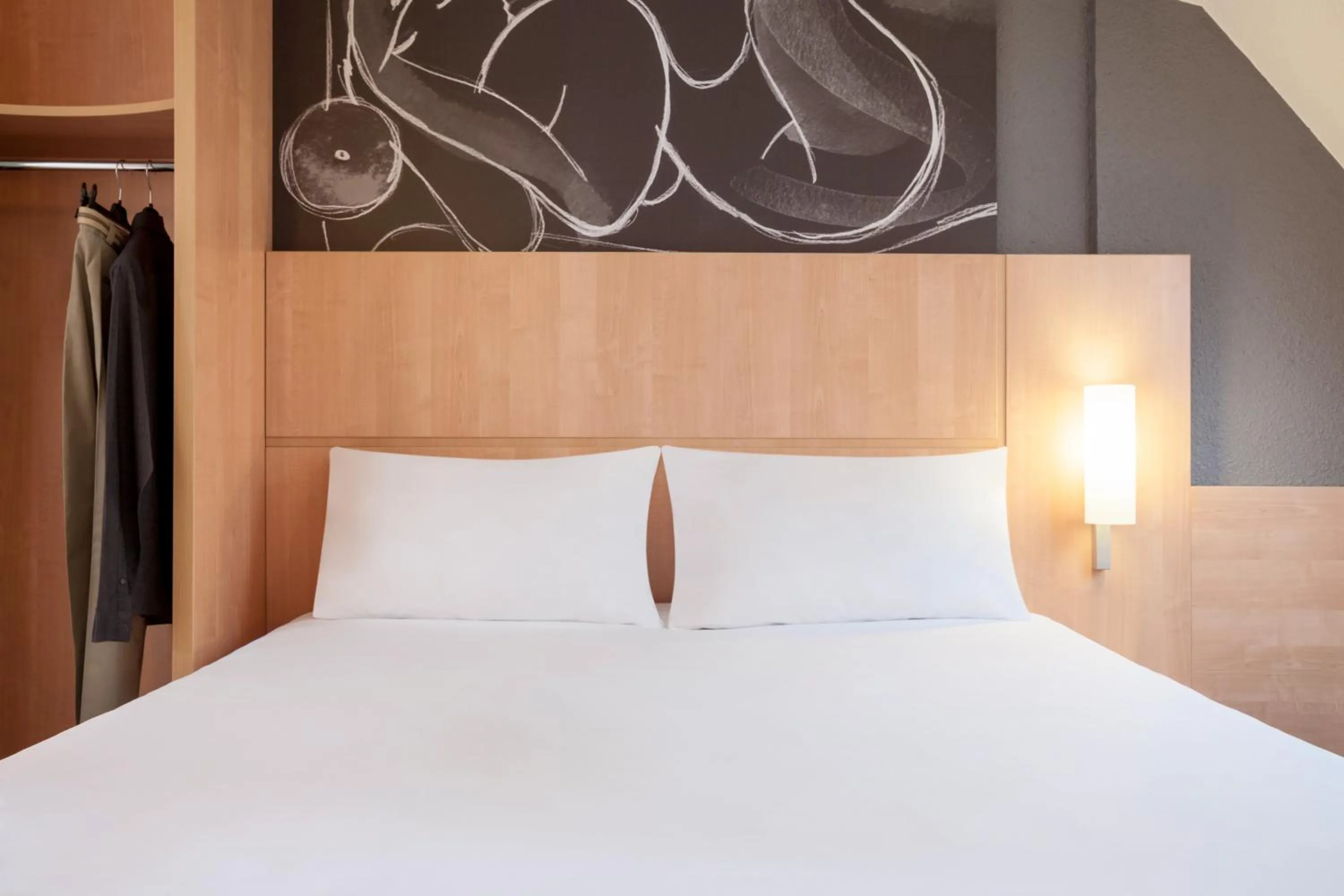 Bed in ibis Maine Montparnasse