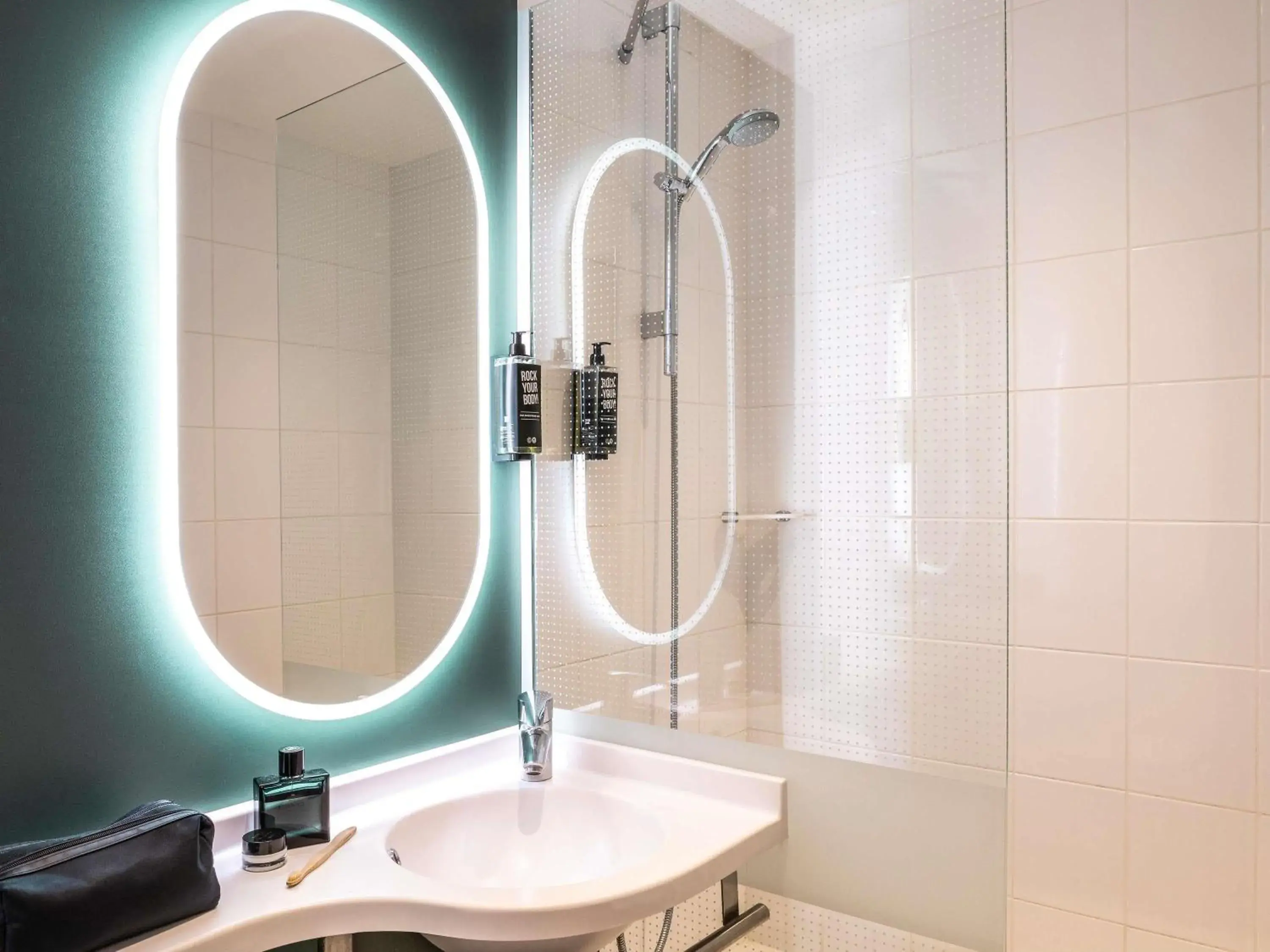 Bedroom in ibis Maine Montparnasse Bedroom in ibis Maine Montparnasse