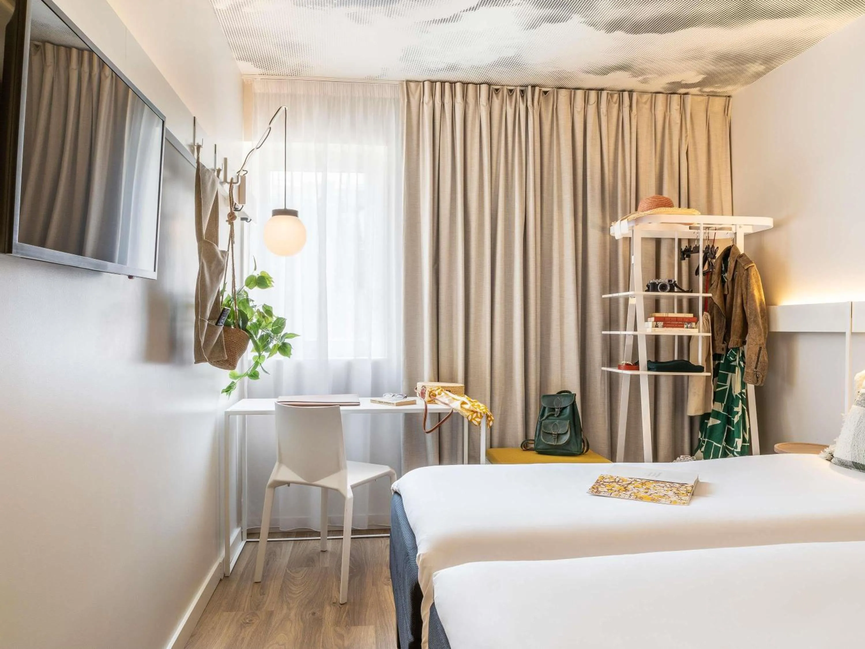 Bedroom, Bed in ibis Maine Montparnasse